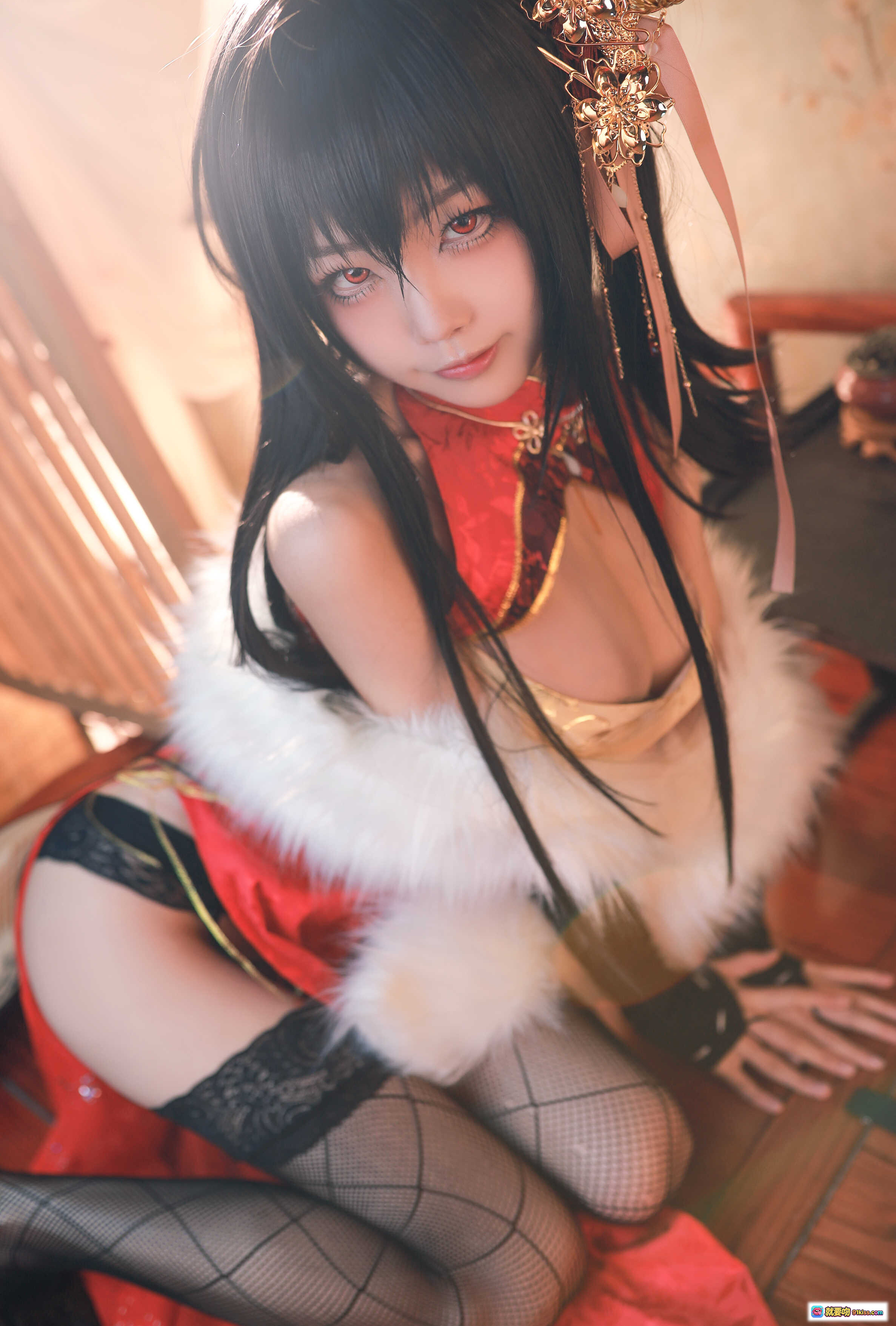 图片[3] - 水淼NO.029大凤新春旗袍COS写真 | 红金刺绣旗袍+白毛领+黑丝袜+古典发饰+古风室内场景 - 就要吻