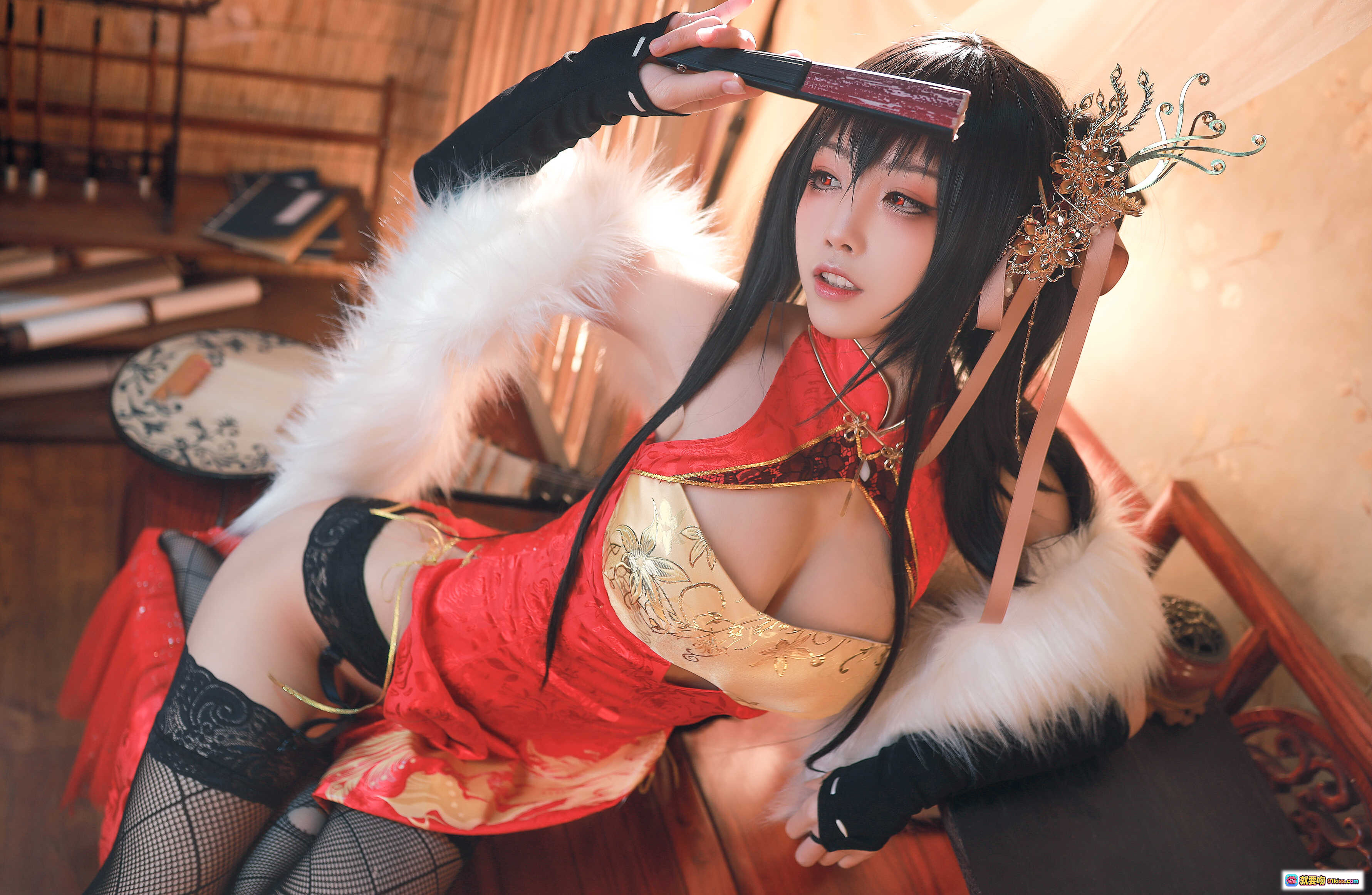 水淼NO.029大凤新春旗袍COS写真 | 红金刺绣旗袍+白毛领+黑丝袜+古典发饰+古风室内场景 - 就要吻