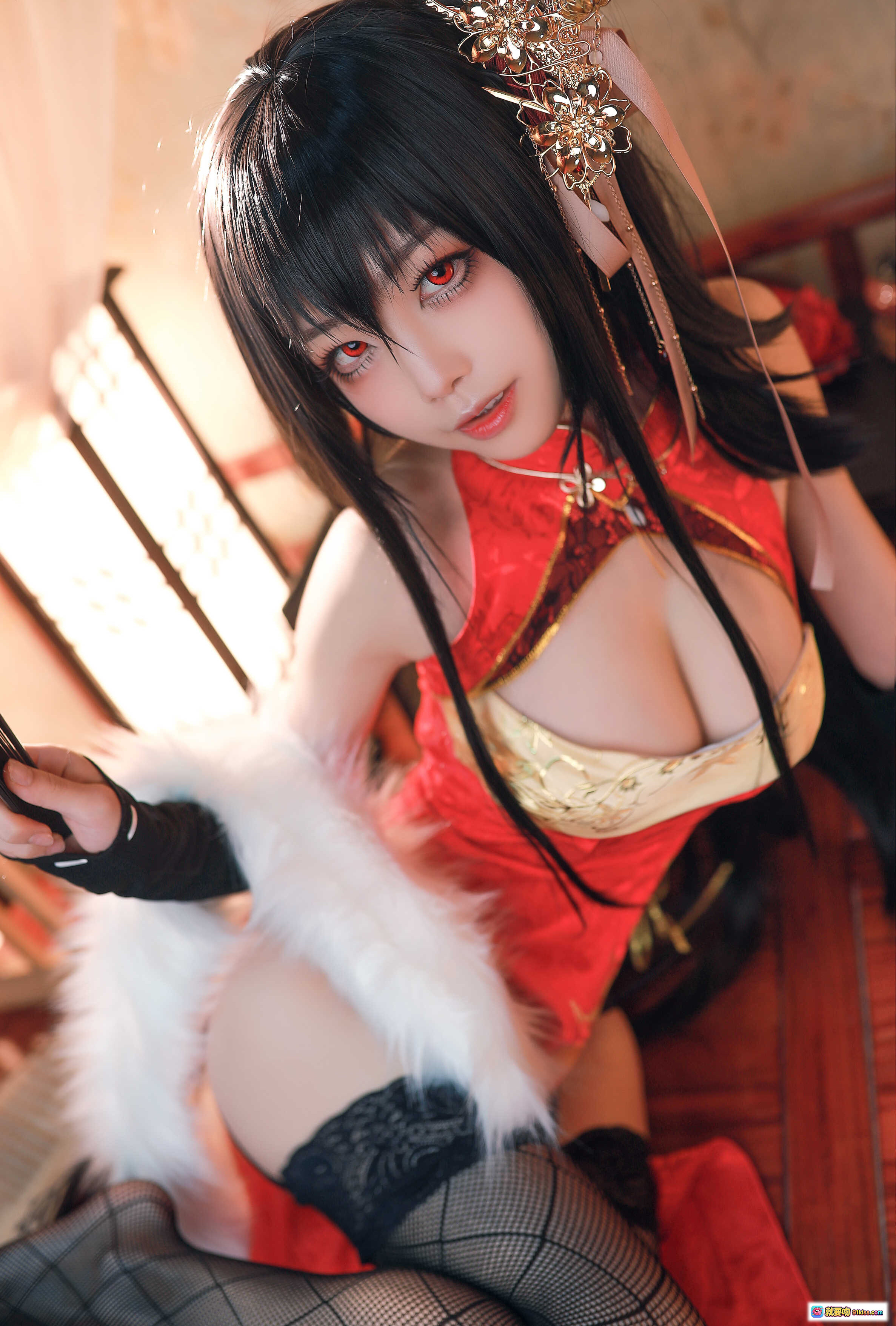 图片[10] - 水淼NO.029大凤新春旗袍COS写真 | 红金刺绣旗袍+白毛领+黑丝袜+古典发饰+古风室内场景 - 就要吻