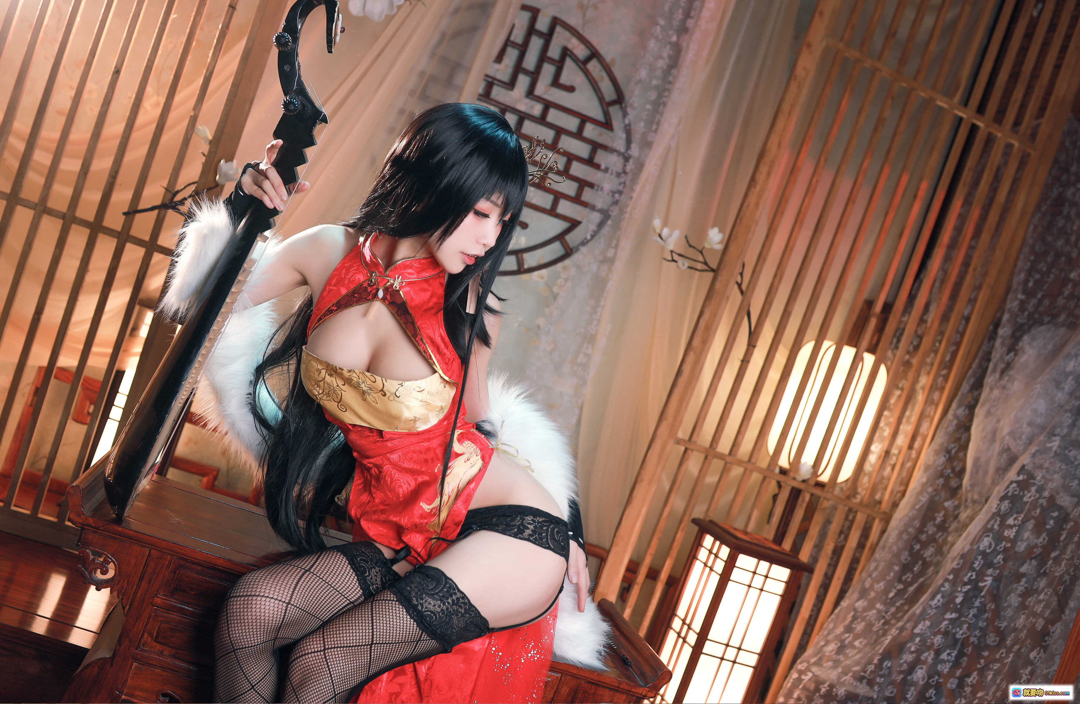 图片[5] - 水淼NO.029大凤新春旗袍COS写真 | 红金刺绣旗袍+白毛领+黑丝袜+古典发饰+古风室内场景 - 就要吻
