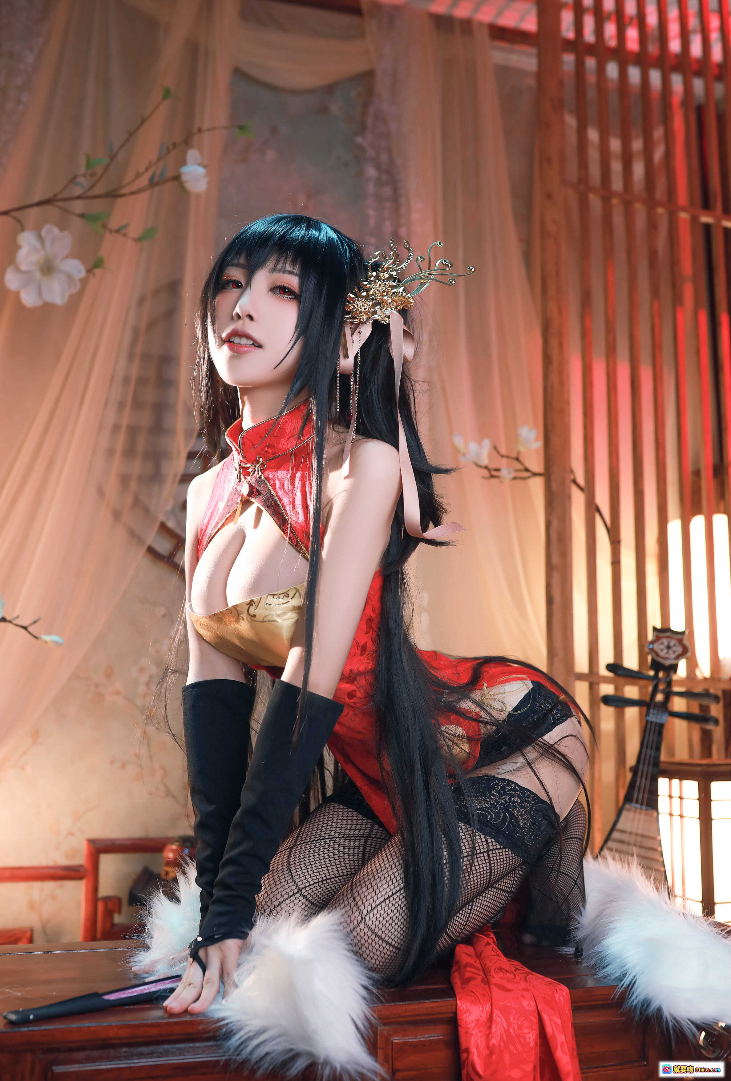 图片[8] - 水淼NO.029大凤新春旗袍COS写真 | 红金刺绣旗袍+白毛领+黑丝袜+古典发饰+古风室内场景 - 就要吻