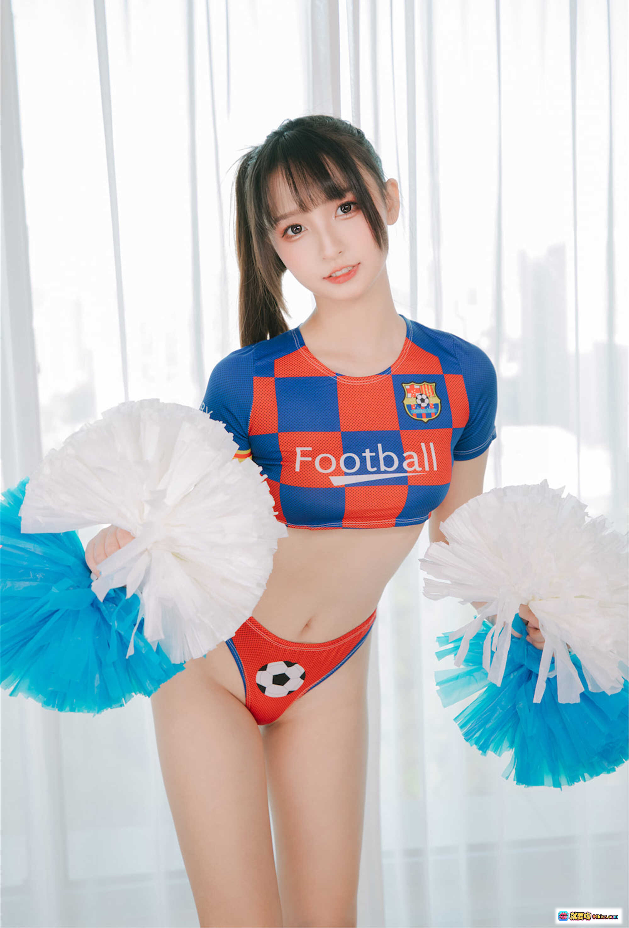 图片[7] - 神楽坂真冬啦啦队少女写真 | 足球主题制服 | 蓝橙配色长袜 | 白蓝啦啦球 | 室内窗边拍摄 | 青春活力风格 - 就要吻