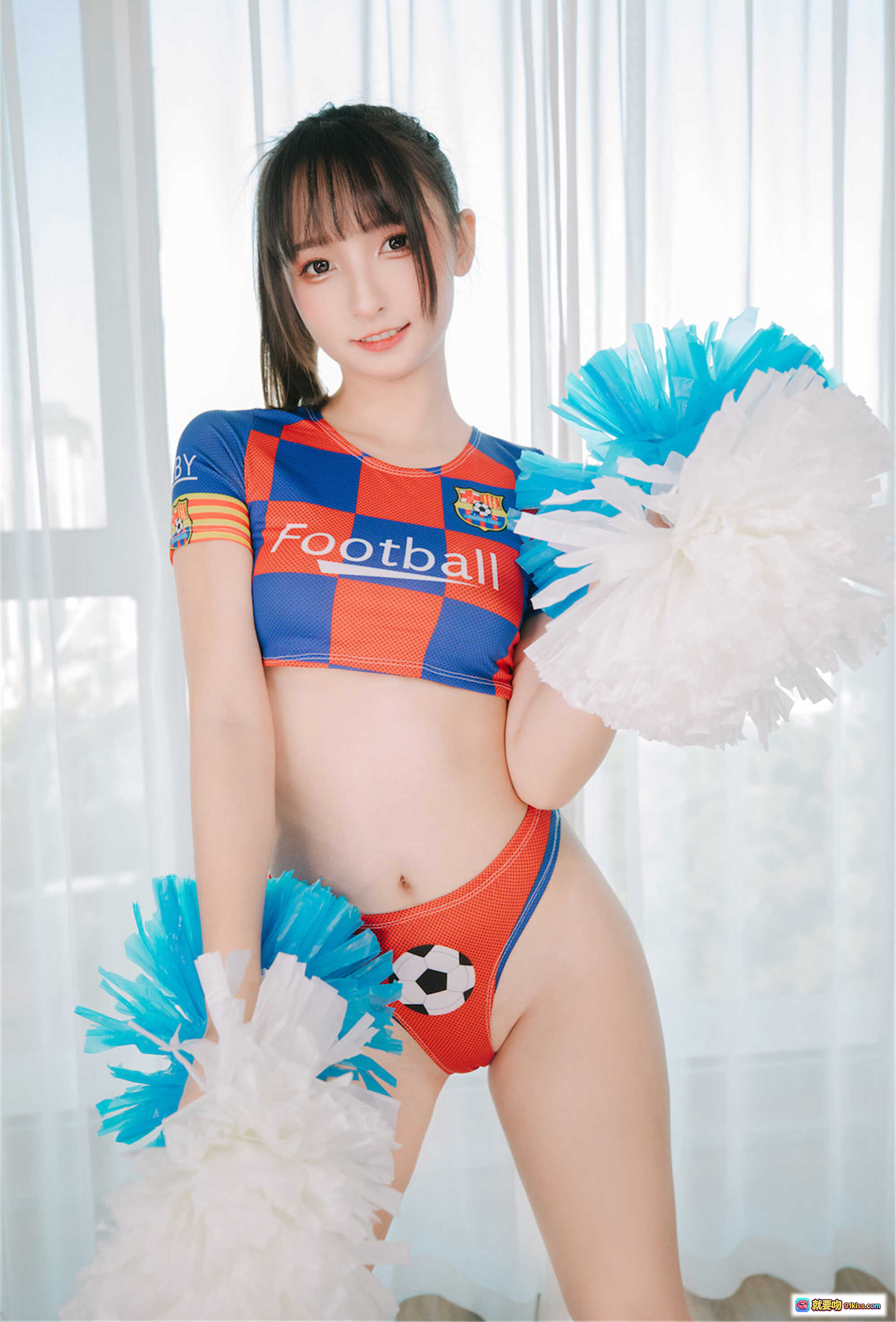 图片[3] - 神楽坂真冬啦啦队少女写真 | 足球主题制服 | 蓝橙配色长袜 | 白蓝啦啦球 | 室内窗边拍摄 | 青春活力风格 - 就要吻