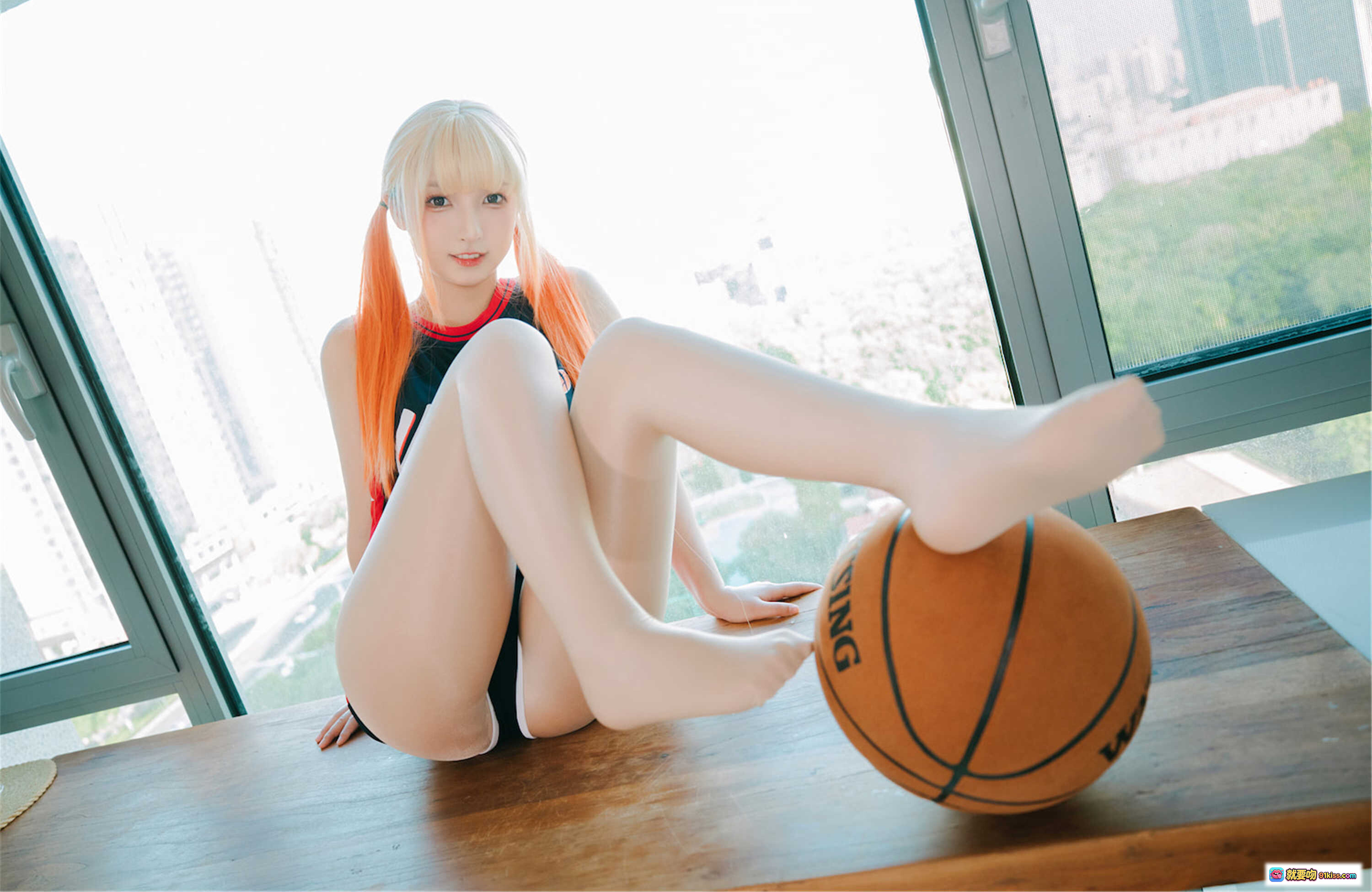 图片[6] - 神楽坂真冬啦啦队少女写真 | 足球主题制服 | 蓝橙配色长袜 | 白蓝啦啦球 | 室内窗边拍摄 | 青春活力风格 - 就要吻