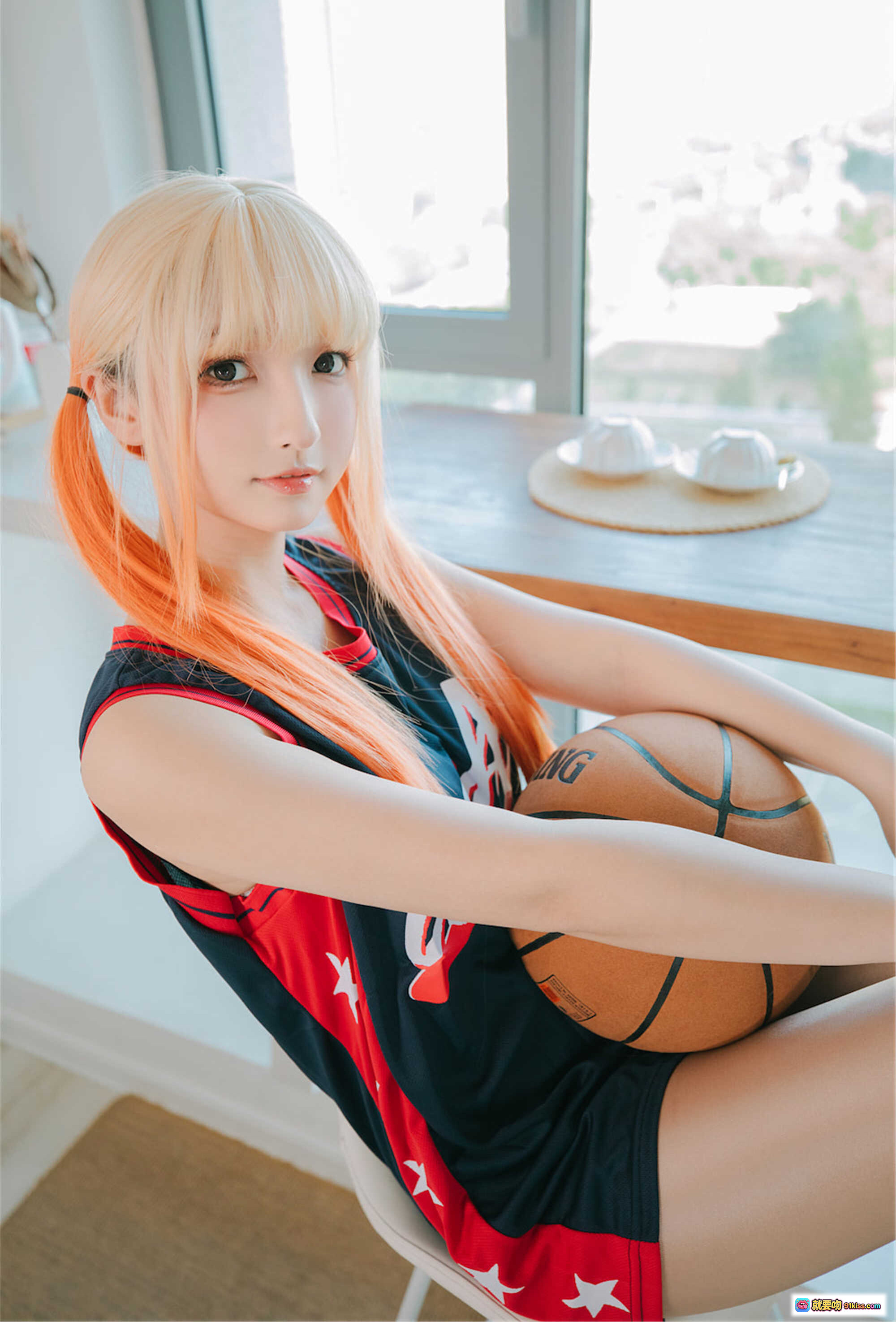 图片[8] - 神楽坂真冬啦啦队少女写真 | 足球主题制服 | 蓝橙配色长袜 | 白蓝啦啦球 | 室内窗边拍摄 | 青春活力风格 - 就要吻