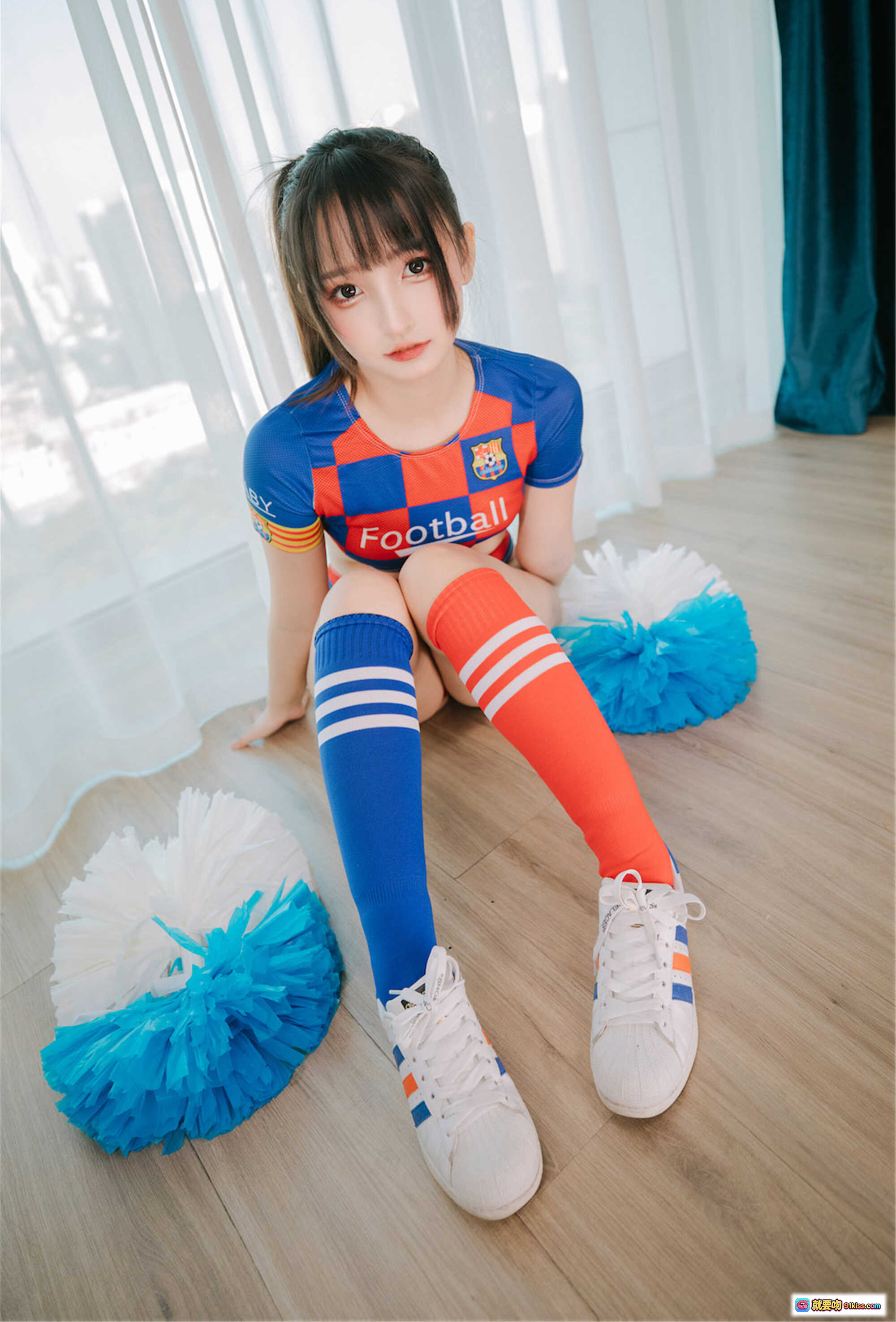 图片[1] - 神楽坂真冬啦啦队少女写真 | 足球主题制服 | 蓝橙配色长袜 | 白蓝啦啦球 | 室内窗边拍摄 | 青春活力风格 - 就要吻