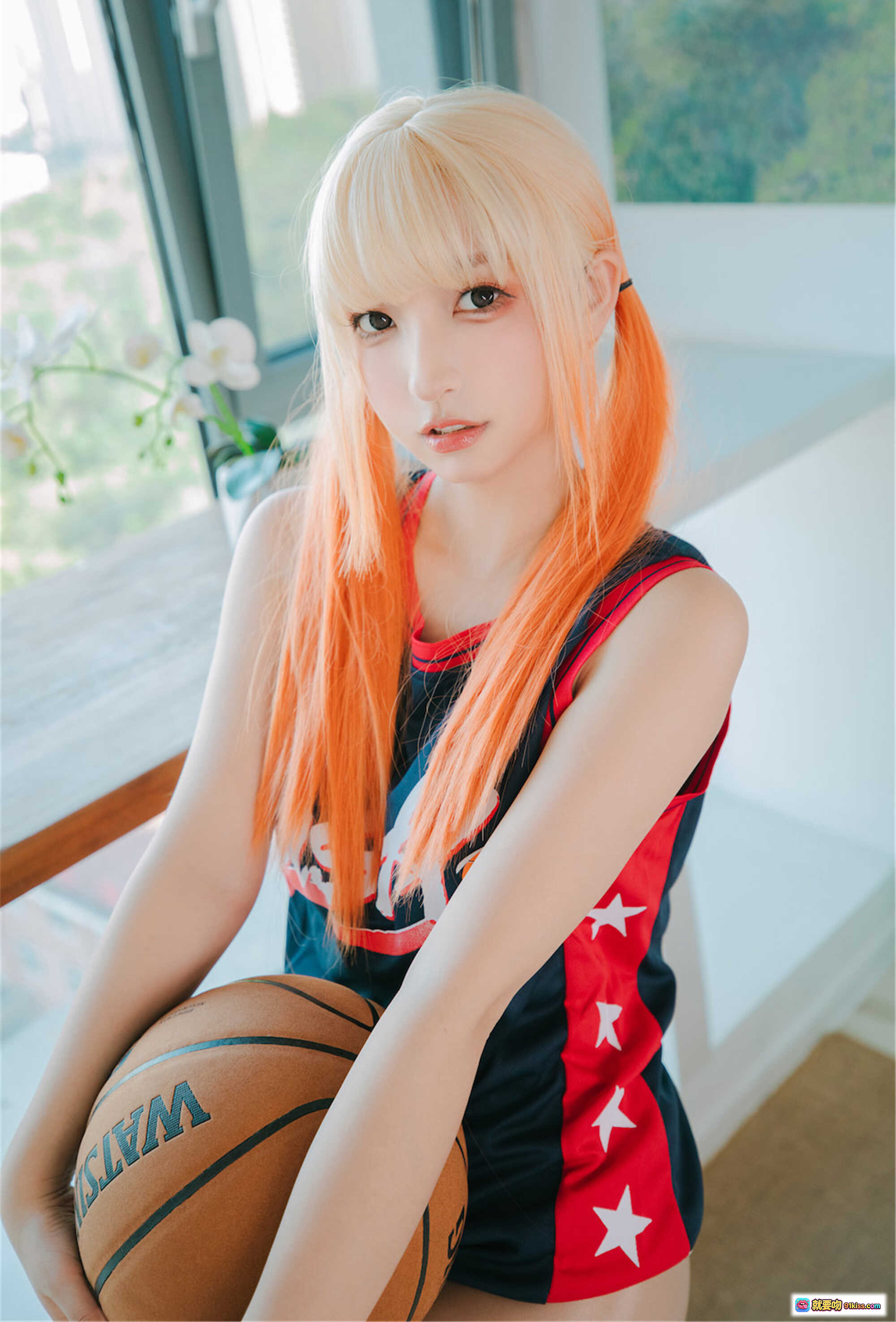 图片[4] - 神楽坂真冬啦啦队少女写真 | 足球主题制服 | 蓝橙配色长袜 | 白蓝啦啦球 | 室内窗边拍摄 | 青春活力风格 - 就要吻