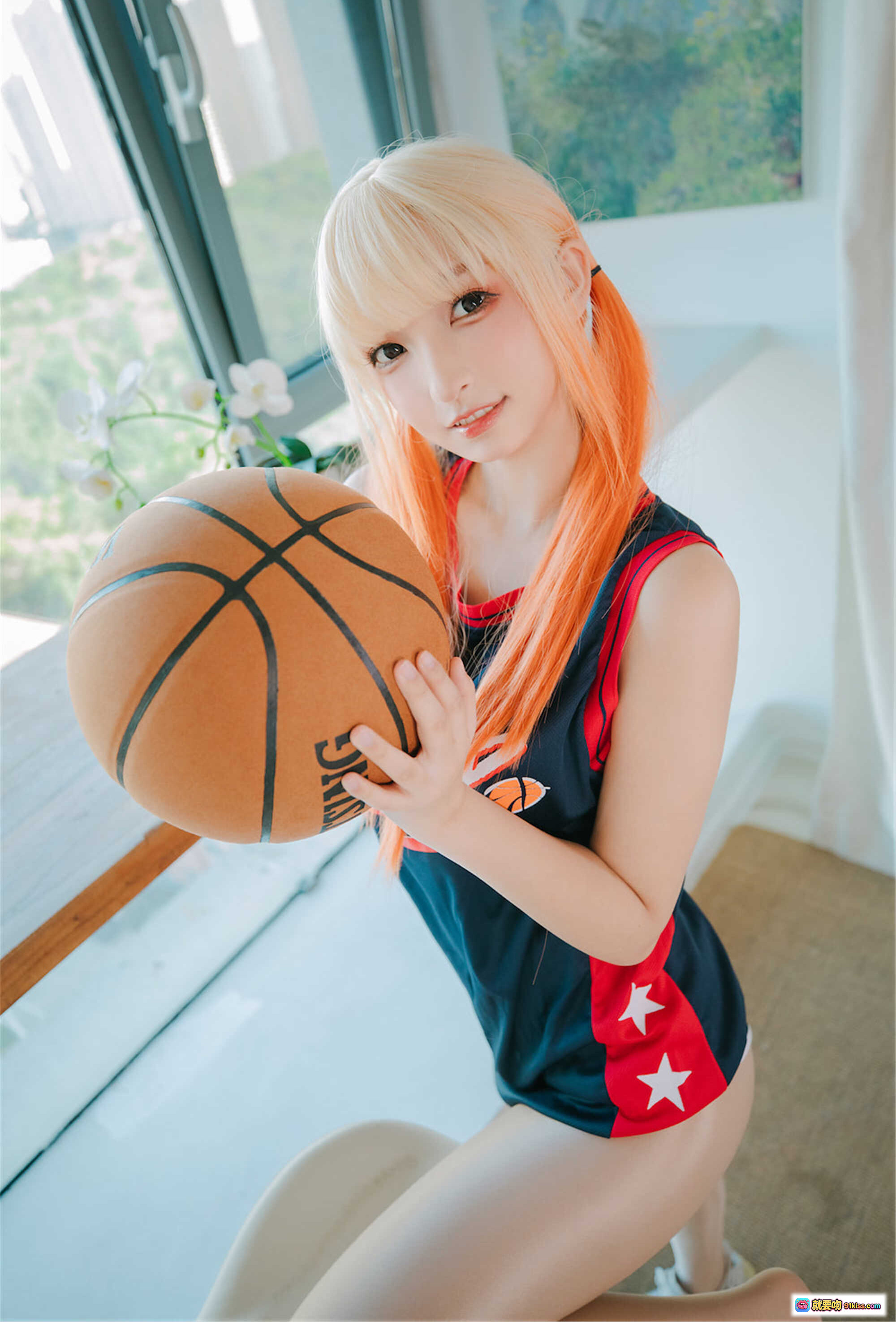 图片[9] - 神楽坂真冬啦啦队少女写真 | 足球主题制服 | 蓝橙配色长袜 | 白蓝啦啦球 | 室内窗边拍摄 | 青春活力风格 - 就要吻