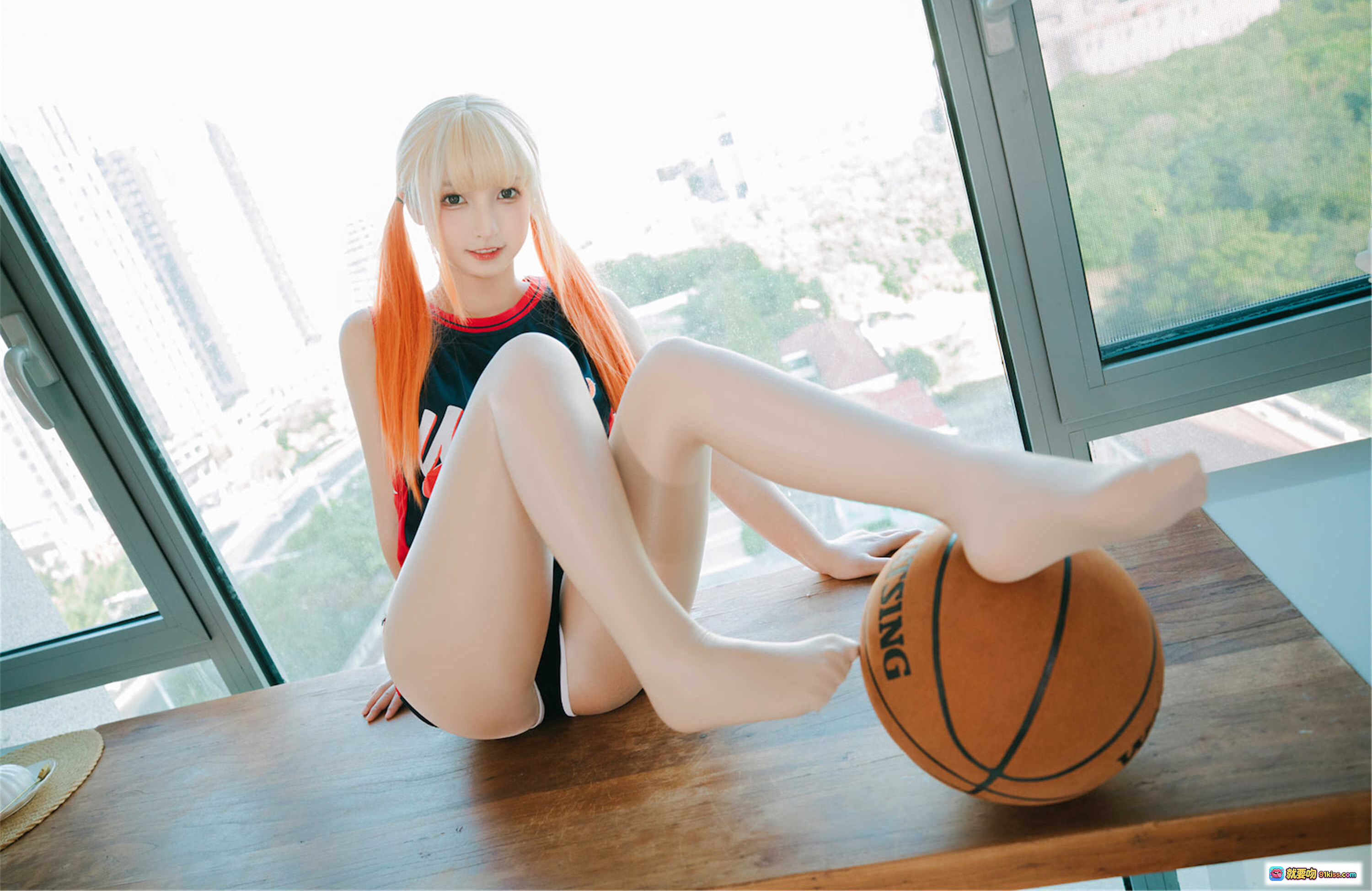 图片[2] - 神楽坂真冬啦啦队少女写真 | 足球主题制服 | 蓝橙配色长袜 | 白蓝啦啦球 | 室内窗边拍摄 | 青春活力风格 - 就要吻