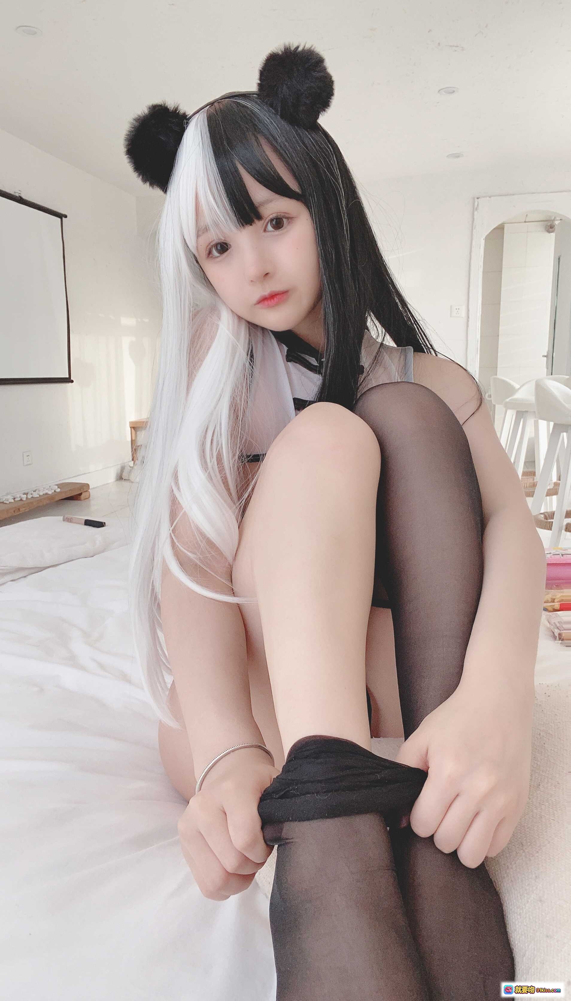 图片[9] - 桜井宁宁NO.005大熊猫拟人写真 23P40MB 黑白双色长发 熊猫耳造型 透明蕾丝内衣 黑丝美腿 甜辣风格 床上私房照 - 就要吻