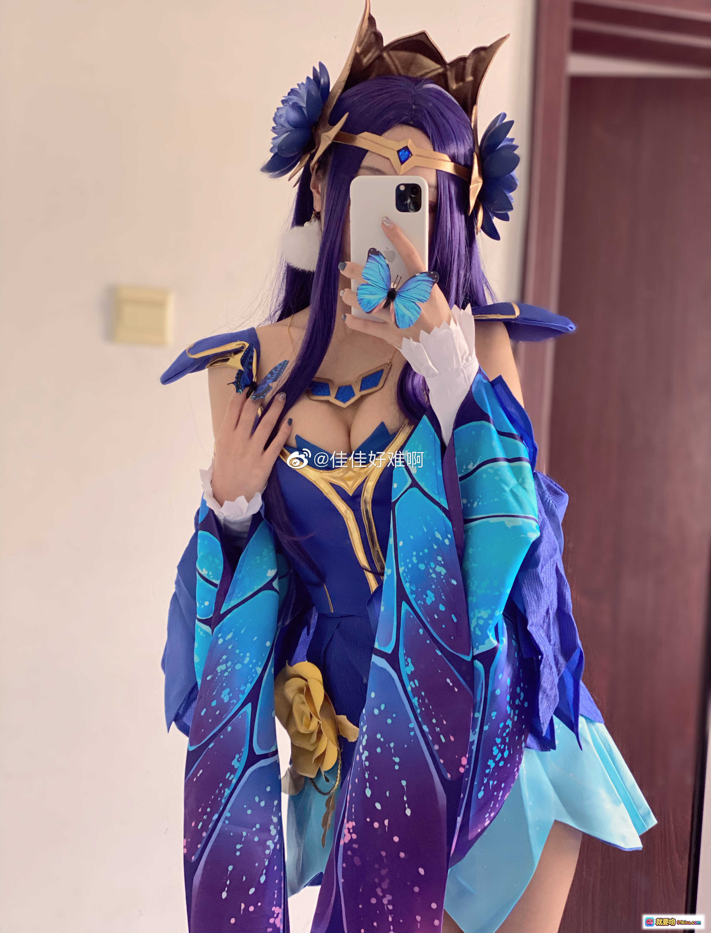 图片[2] - 佳佳好难啊VOL.19王者荣耀貂蝉cosplay紫发蓝裙蝴蝶装饰精致还原角色造型 - 就要吻