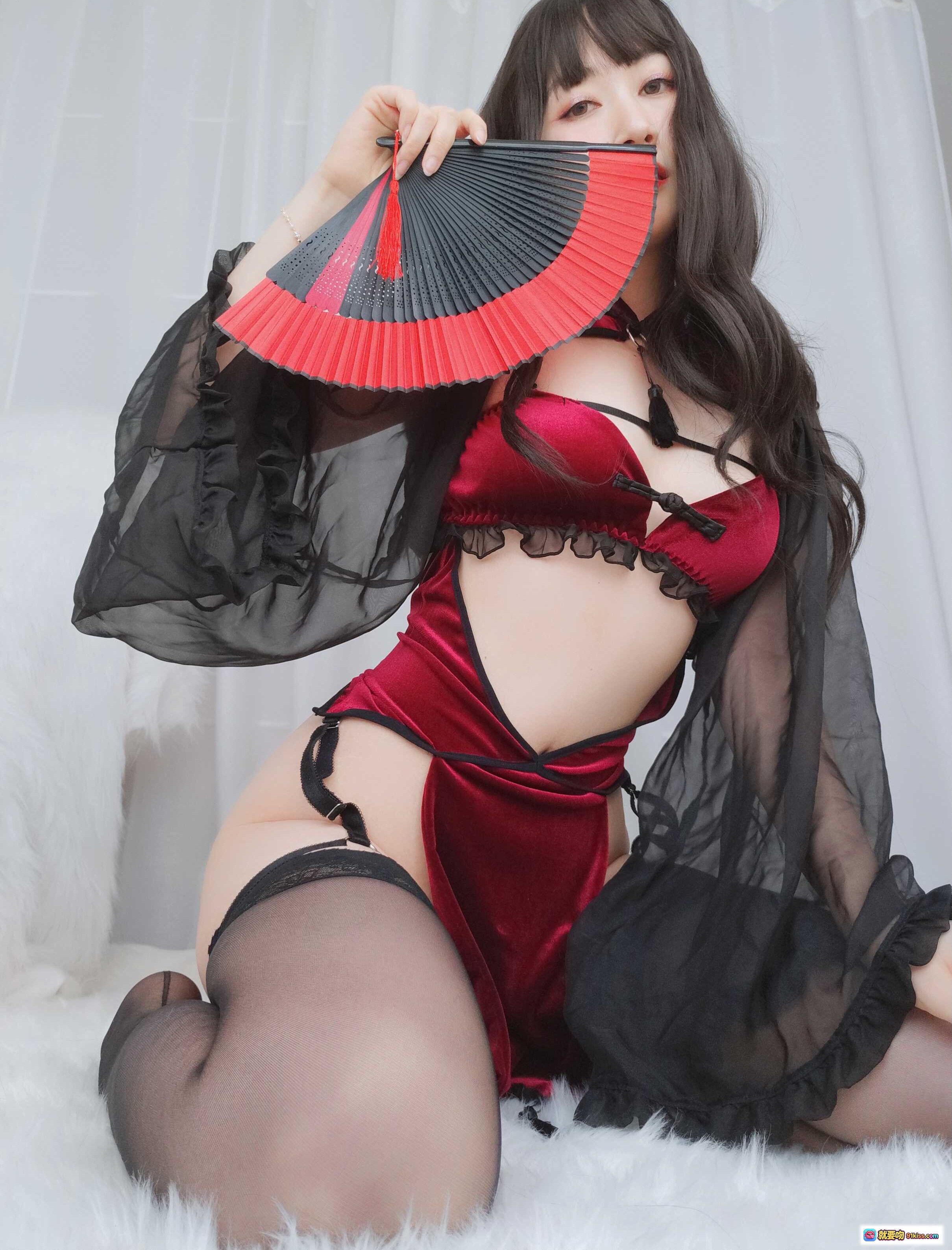 图片[1] - 白银81 NO.040 红丝绒旗袍写真｜黑纱透视+蕾丝吊袜+折扇遮面性感私房照 - 就要吻