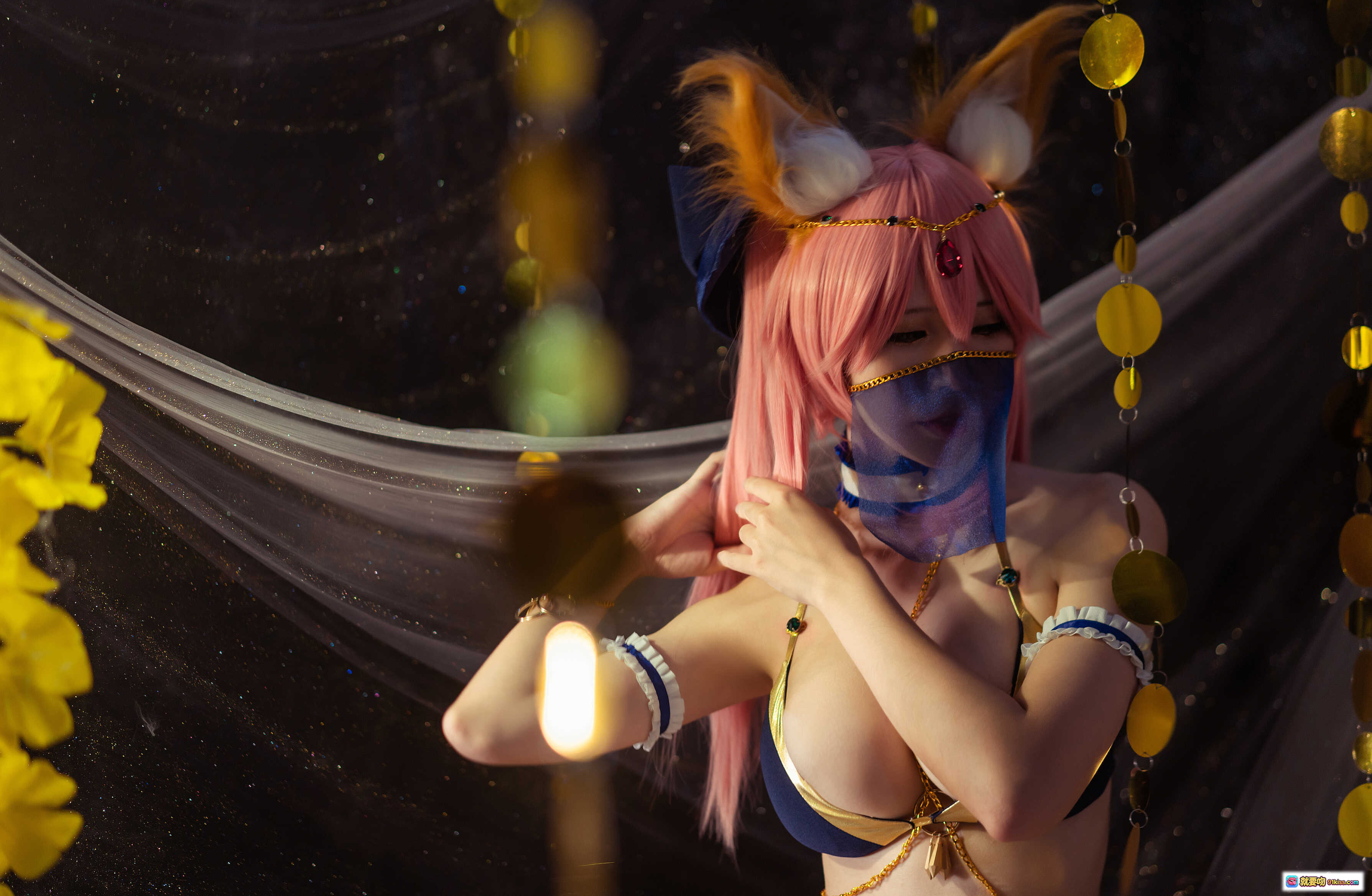 图片[10] - 爱老师玉藻前舞娘泳装Cosplay写真 | 粉发狐耳性感造型 | 金色配饰华丽场景 | 20P高清图集 - 就要吻