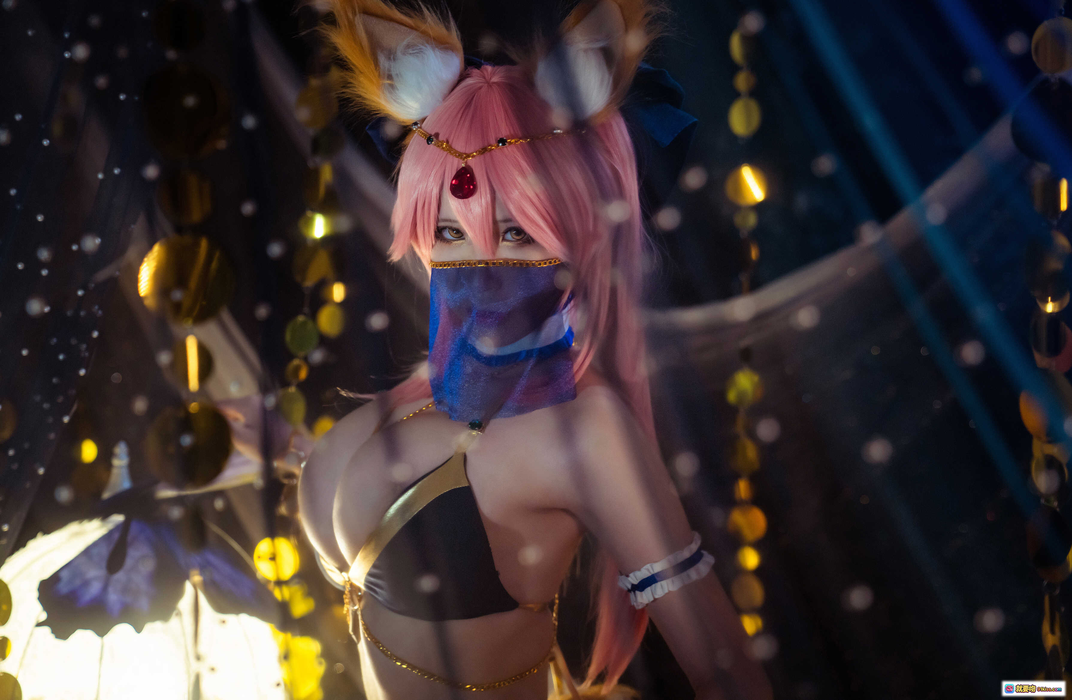 图片[5] - 爱老师玉藻前舞娘泳装Cosplay写真 | 粉发狐耳性感造型 | 金色配饰华丽场景 | 20P高清图集 - 就要吻