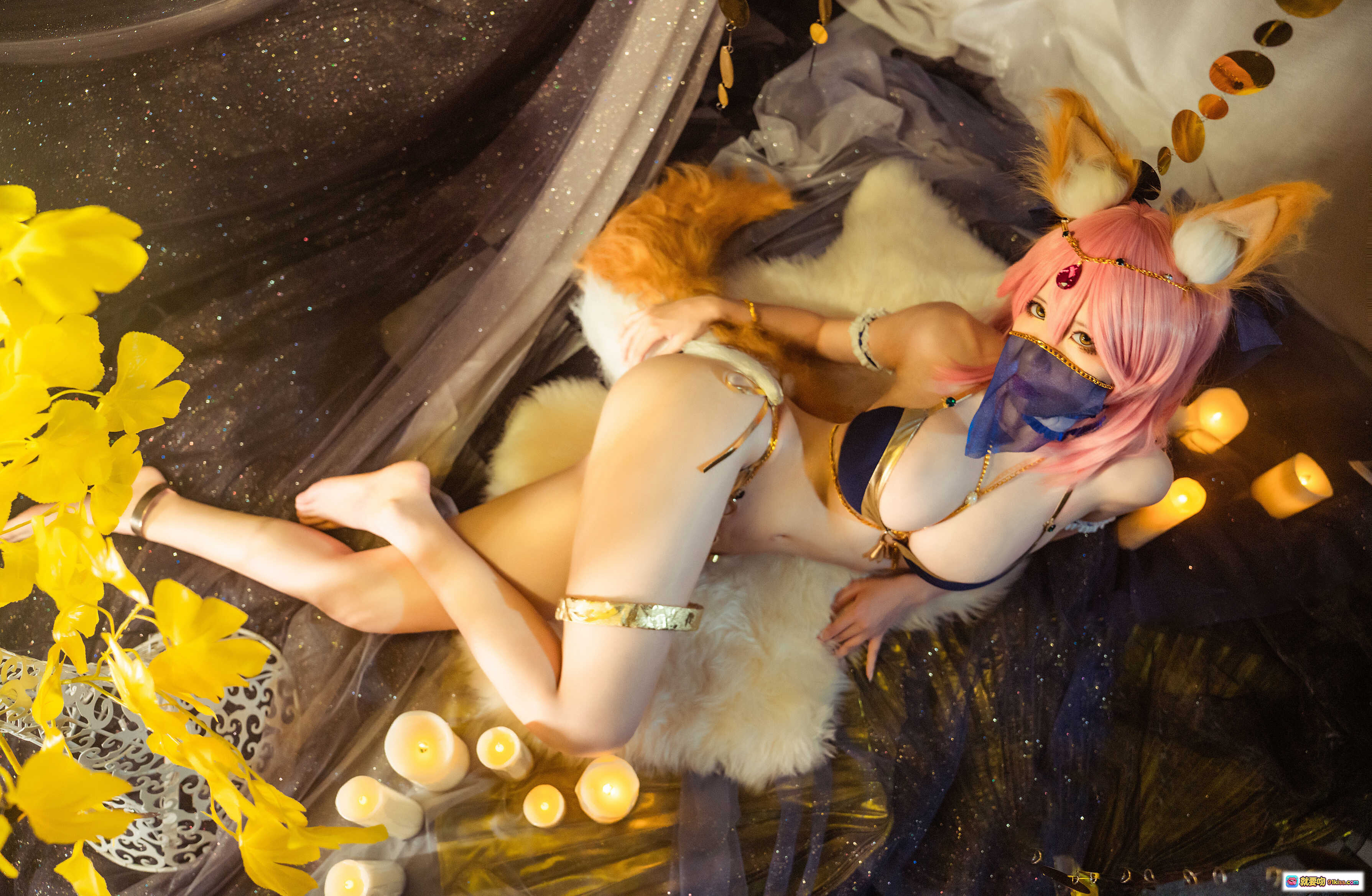 图片[3] - 爱老师玉藻前舞娘泳装Cosplay写真 | 粉发狐耳性感造型 | 金色配饰华丽场景 | 20P高清图集 - 就要吻