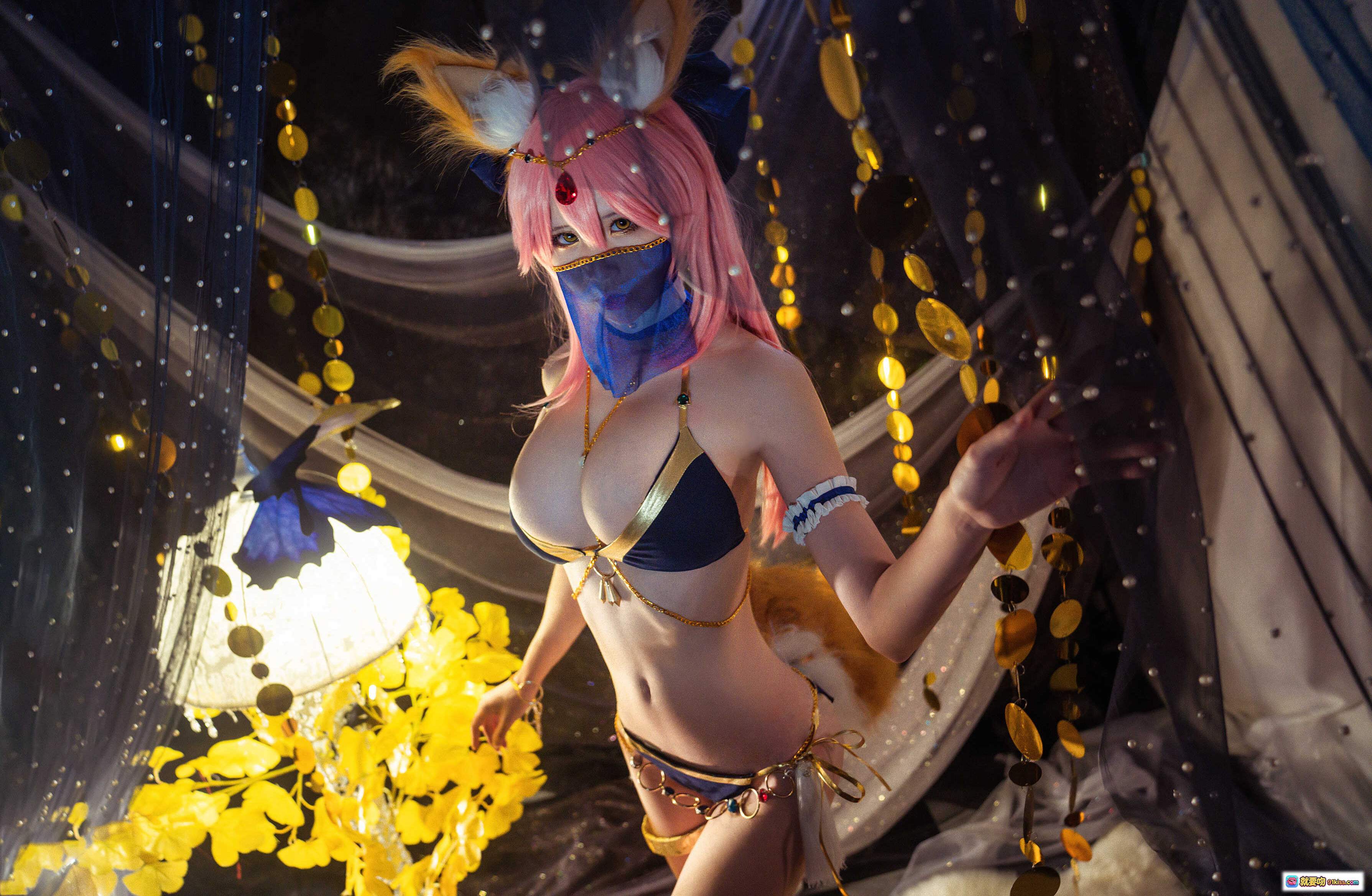 图片[9] - 爱老师玉藻前舞娘泳装Cosplay写真 | 粉发狐耳性感造型 | 金色配饰华丽场景 | 20P高清图集 - 就要吻