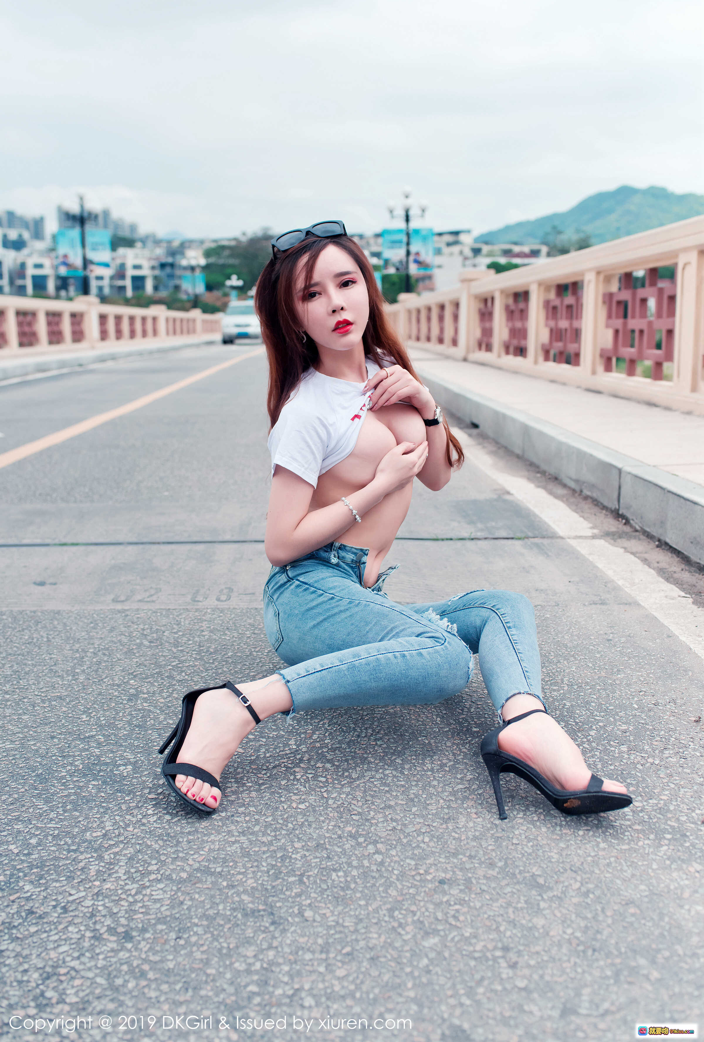 图片[9] - 艾小青户外桥边性感写真 | 白T牛仔裤露背美臀 | DKGirl2019 Vol.108高清图集 - 就要吻