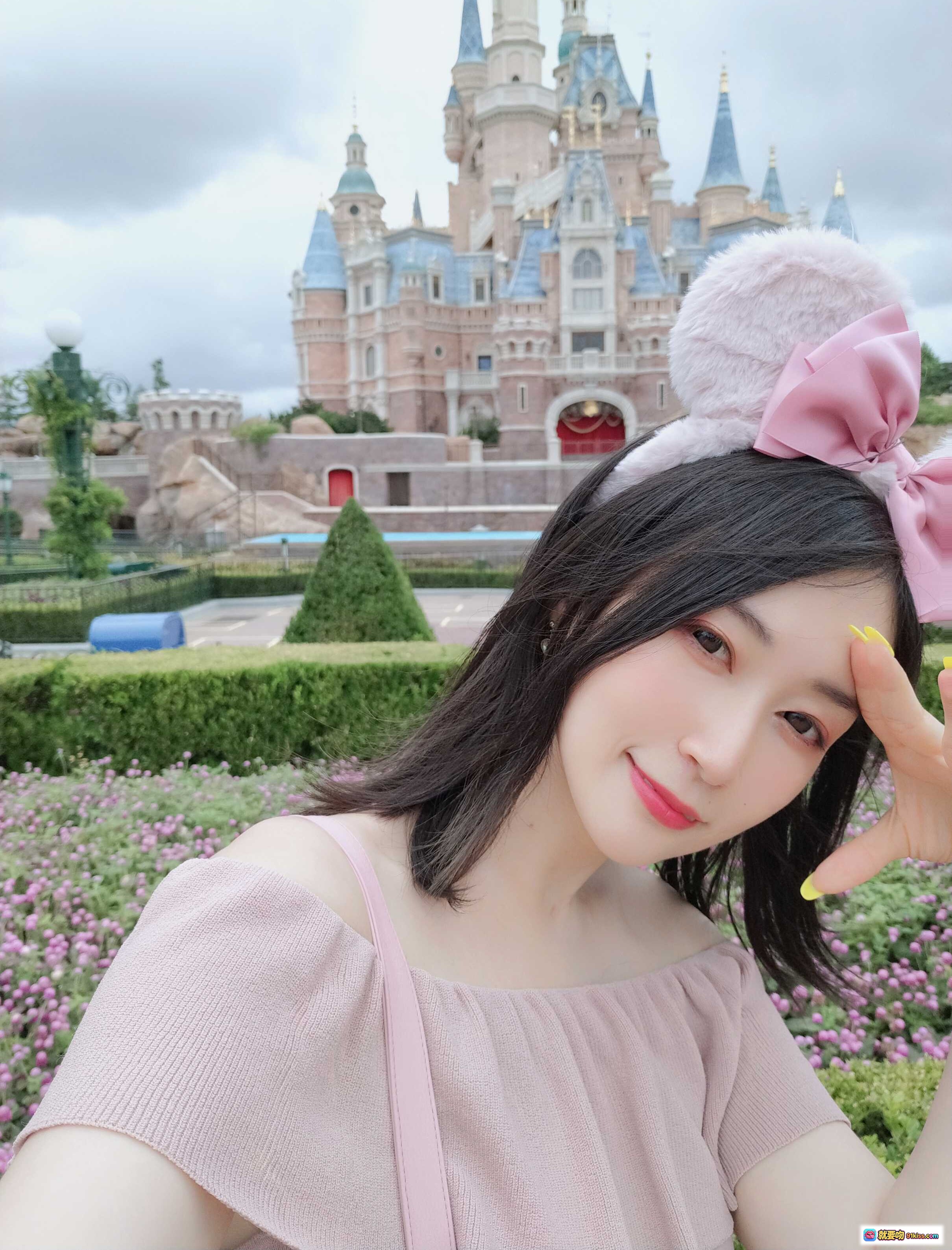 图片[2] - 白银81 NO.045 可爱自拍 东京迪士尼城堡前粉色米妮发箍少女风写真 100P高清美图 - 就要吻