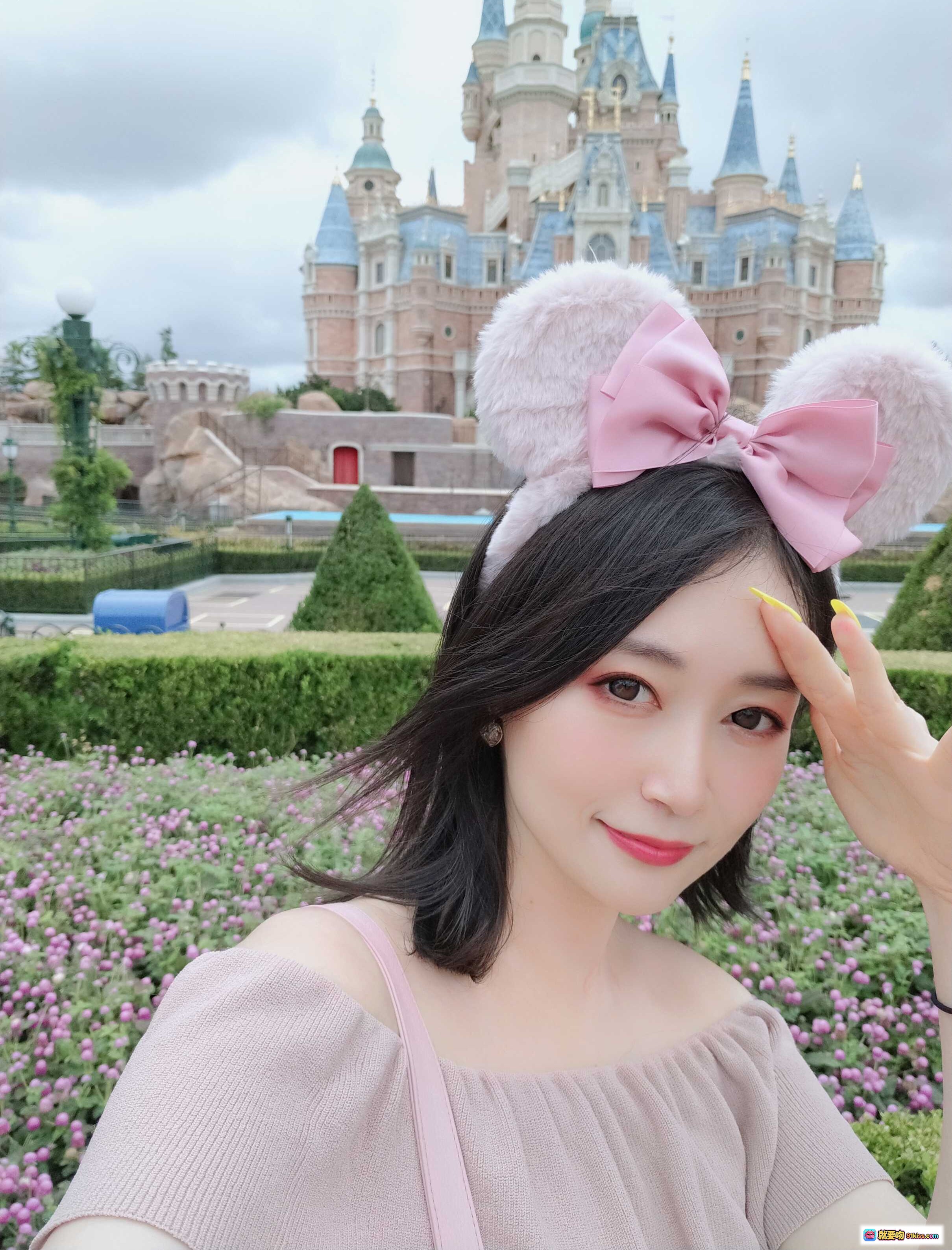 白银81 NO.045 可爱自拍 东京迪士尼城堡前粉色米妮发箍少女风写真 100P高清美图 - 就要吻