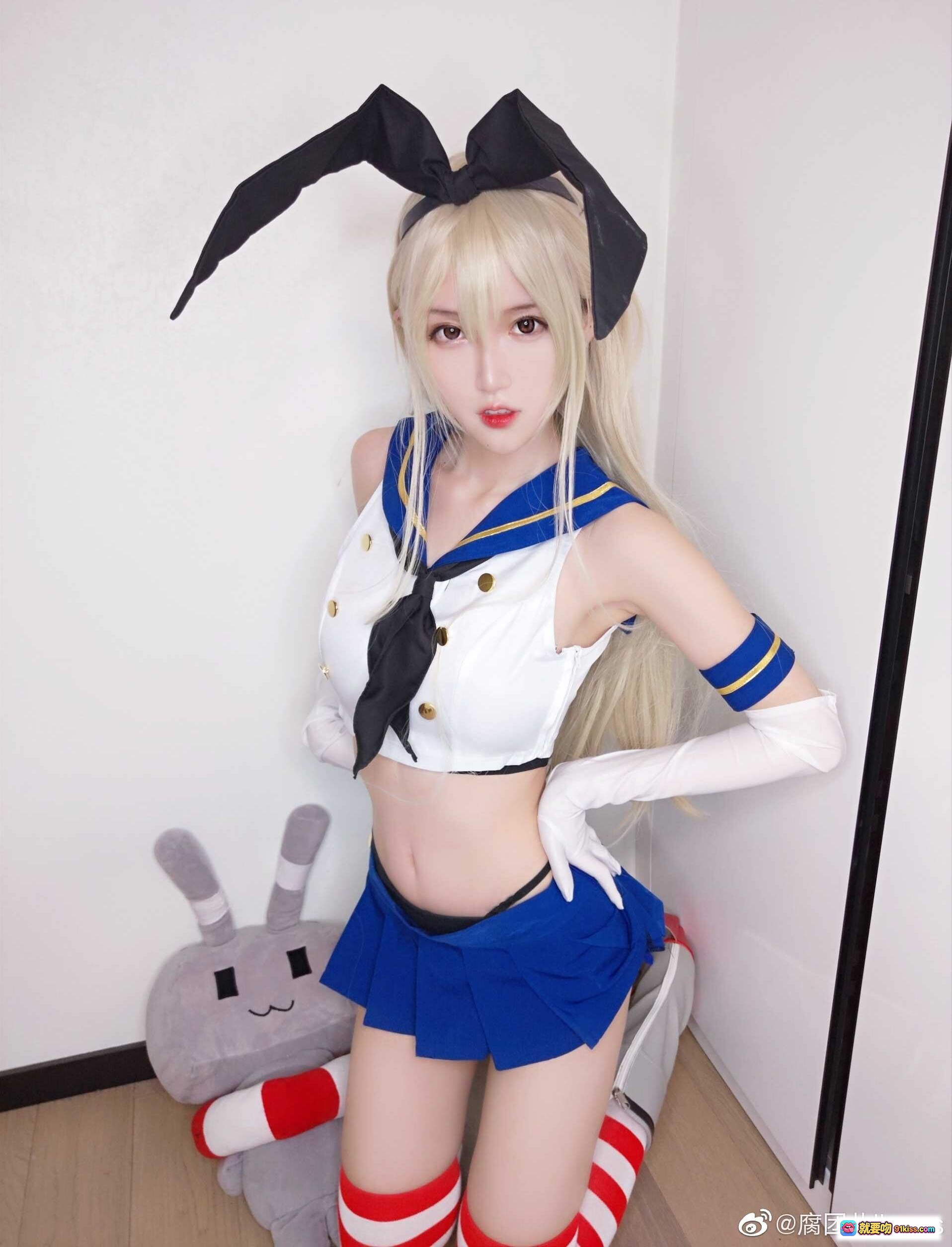 图片[2] - 腐团儿cos舰队Collection岛风角色，金发兔耳水手服红白条纹袜，精致妆容白手套摆拍 - 就要吻