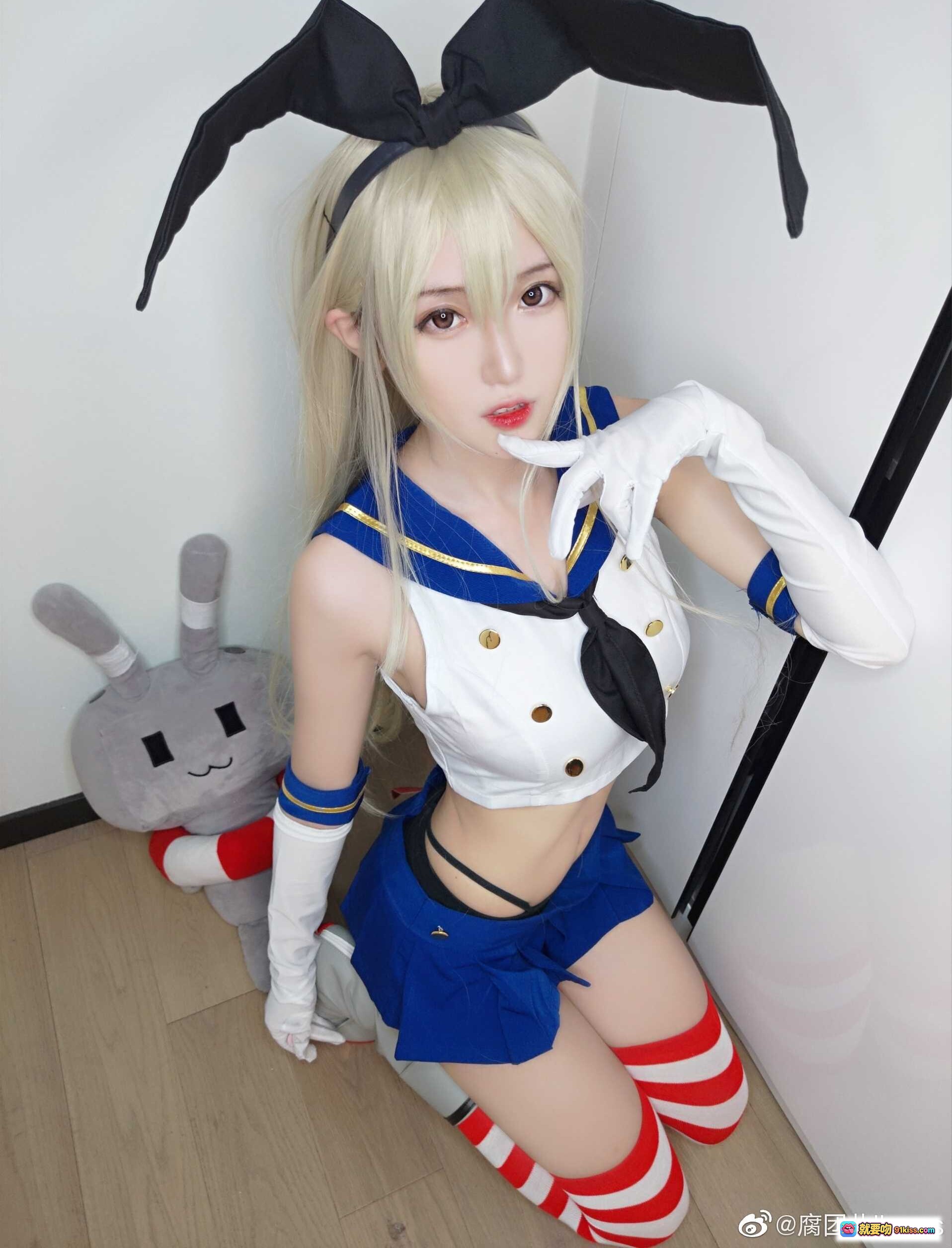 图片[5] - 腐团儿cos舰队Collection岛风角色，金发兔耳水手服红白条纹袜，精致妆容白手套摆拍 - 就要吻