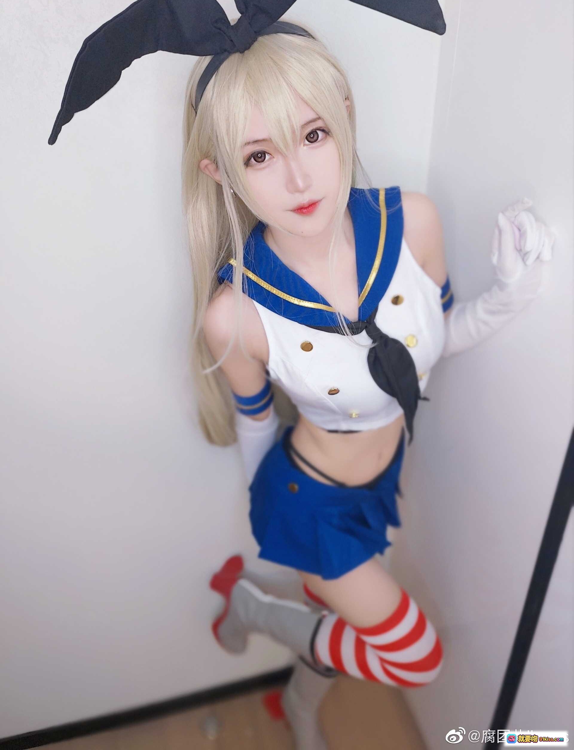 图片[4] - 腐团儿cos舰队Collection岛风角色，金发兔耳水手服红白条纹袜，精致妆容白手套摆拍 - 就要吻