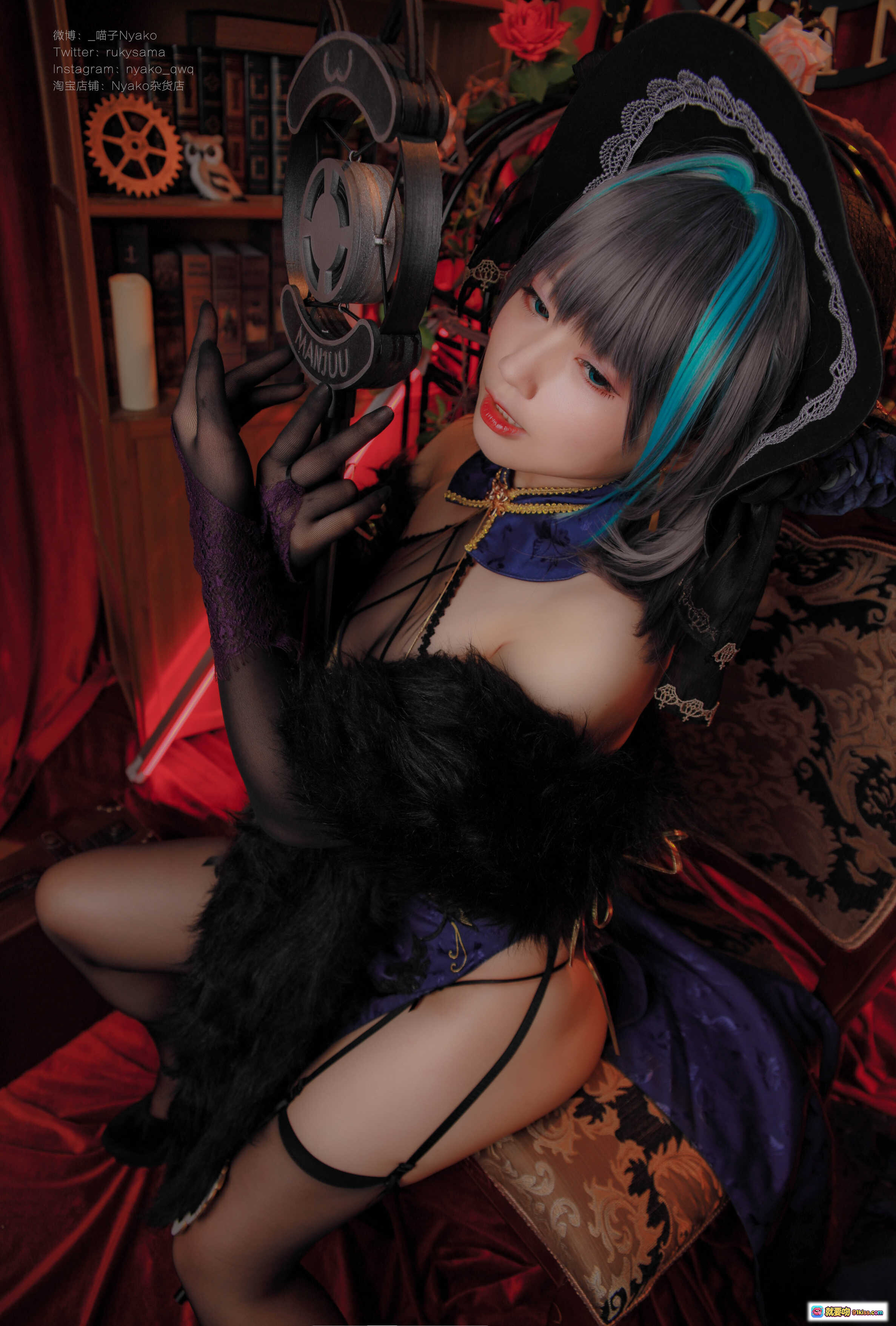 图片[7] - Nyako喵子NO.032柴郡旗袍Cosplay写真｜哥特风黑帽蓝发少女｜紫色蕾丝旗袍搭配毛绒披肩｜复古书架齿轮钟表背景｜48P高清美图 - 就要吻
