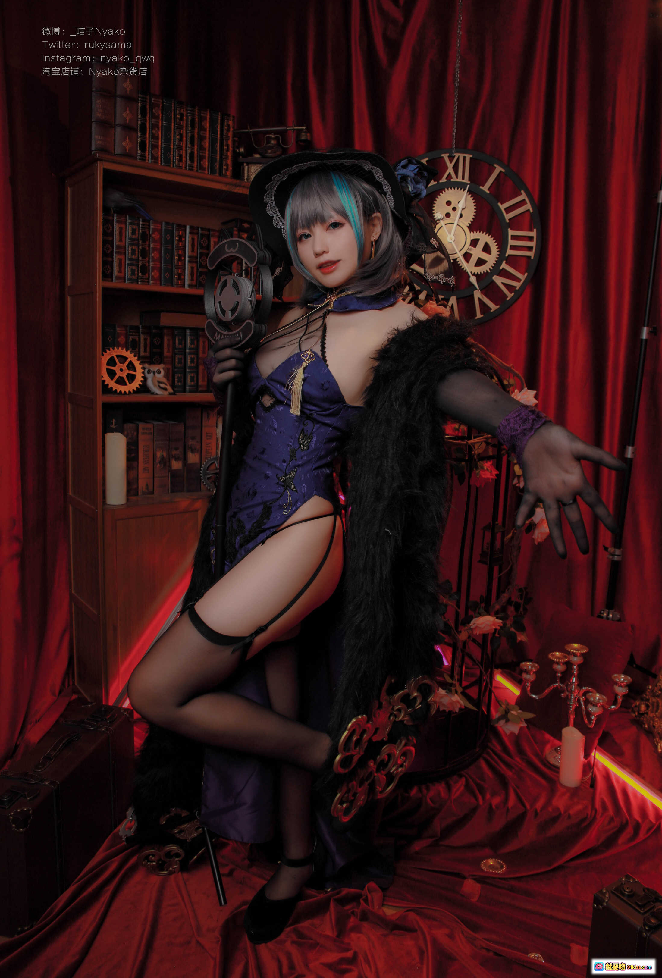图片[6] - Nyako喵子NO.032柴郡旗袍Cosplay写真｜哥特风黑帽蓝发少女｜紫色蕾丝旗袍搭配毛绒披肩｜复古书架齿轮钟表背景｜48P高清美图 - 就要吻