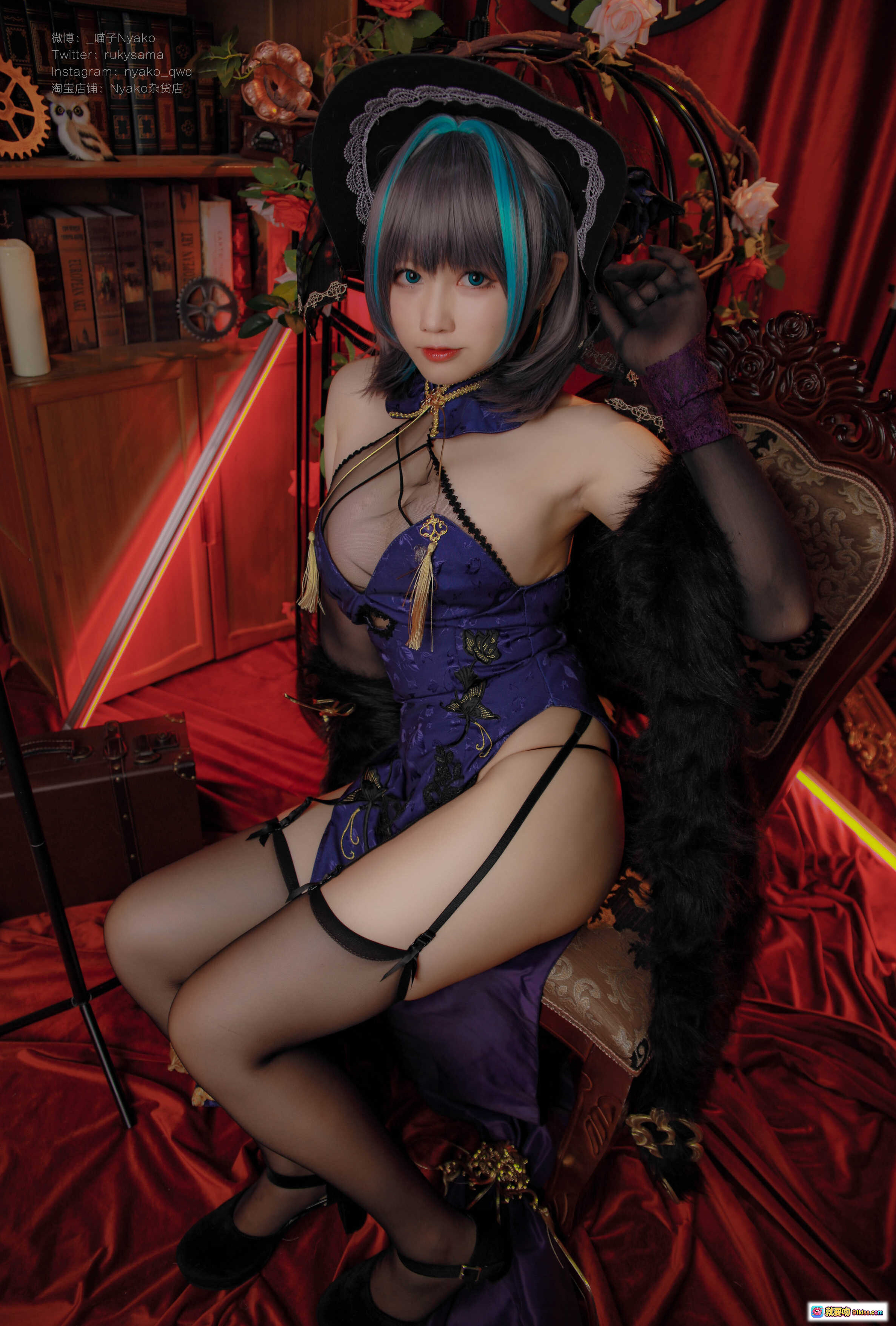 图片[5] - Nyako喵子NO.032柴郡旗袍Cosplay写真｜哥特风黑帽蓝发少女｜紫色蕾丝旗袍搭配毛绒披肩｜复古书架齿轮钟表背景｜48P高清美图 - 就要吻