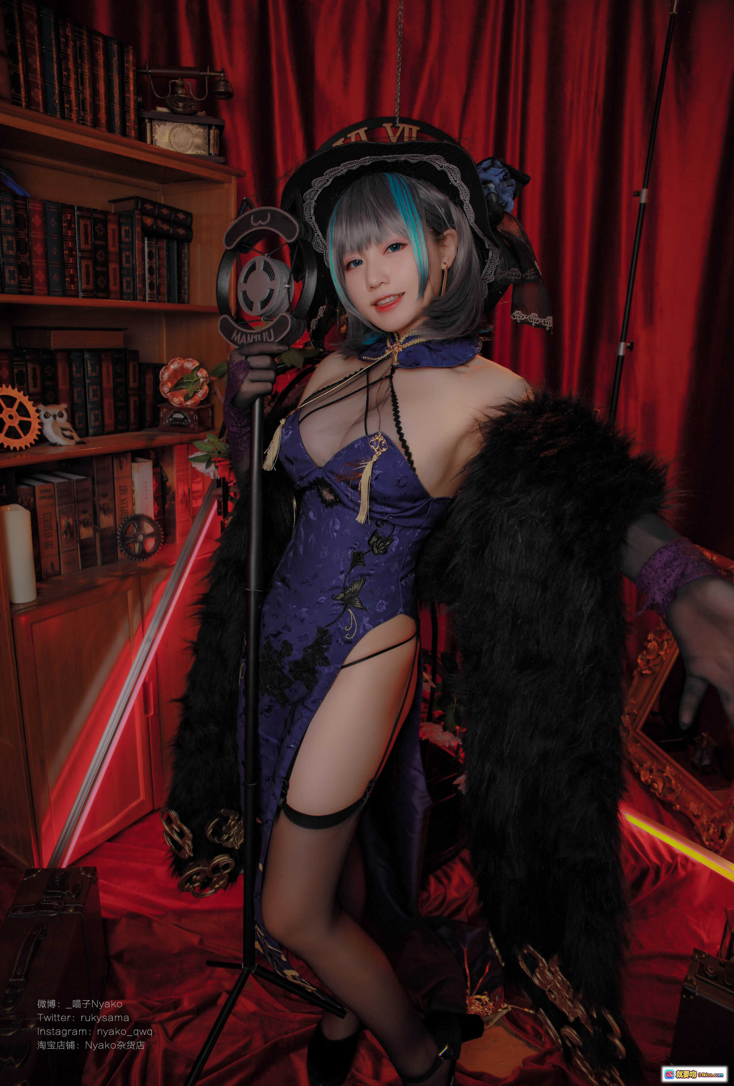图片[9] - Nyako喵子NO.032柴郡旗袍Cosplay写真｜哥特风黑帽蓝发少女｜紫色蕾丝旗袍搭配毛绒披肩｜复古书架齿轮钟表背景｜48P高清美图 - 就要吻