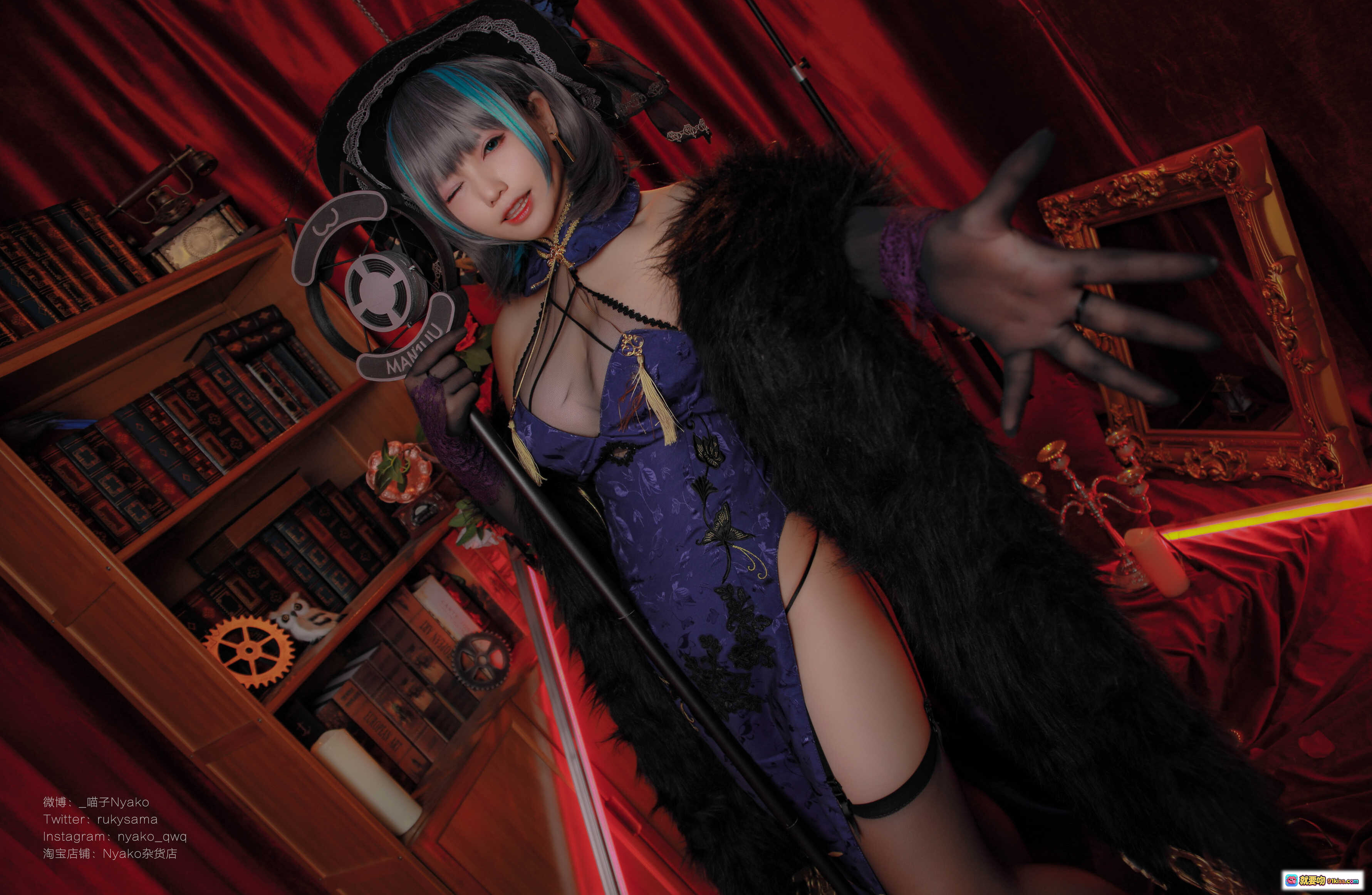 图片[10] - Nyako喵子NO.032柴郡旗袍Cosplay写真｜哥特风黑帽蓝发少女｜紫色蕾丝旗袍搭配毛绒披肩｜复古书架齿轮钟表背景｜48P高清美图 - 就要吻