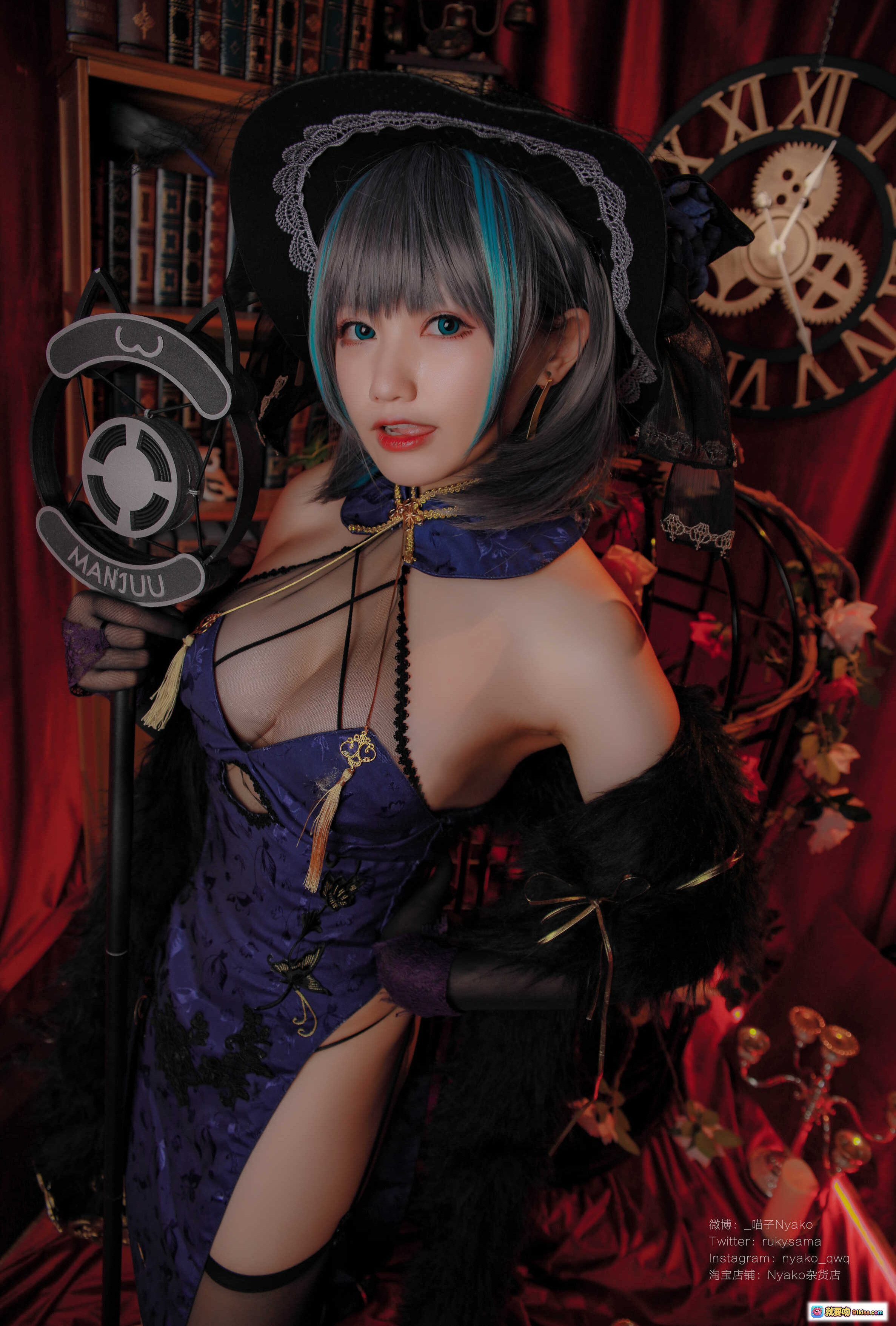 图片[4] - Nyako喵子NO.032柴郡旗袍Cosplay写真｜哥特风黑帽蓝发少女｜紫色蕾丝旗袍搭配毛绒披肩｜复古书架齿轮钟表背景｜48P高清美图 - 就要吻
