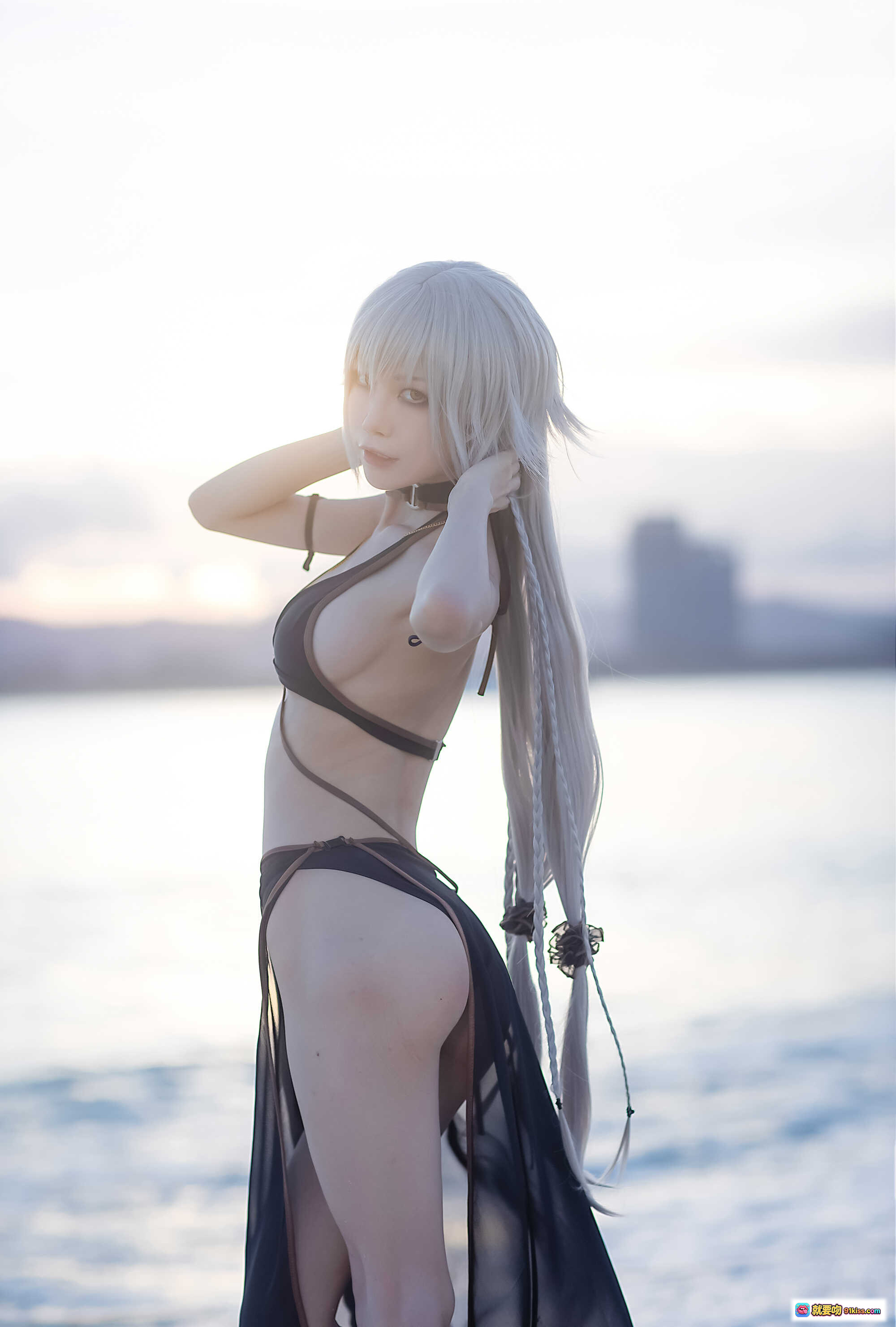 图片[3] - 水淼NO.068贞德泳装Cosplay写真｜银发少女黑系比基尼性感姿势室内光影美拍41P - 就要吻