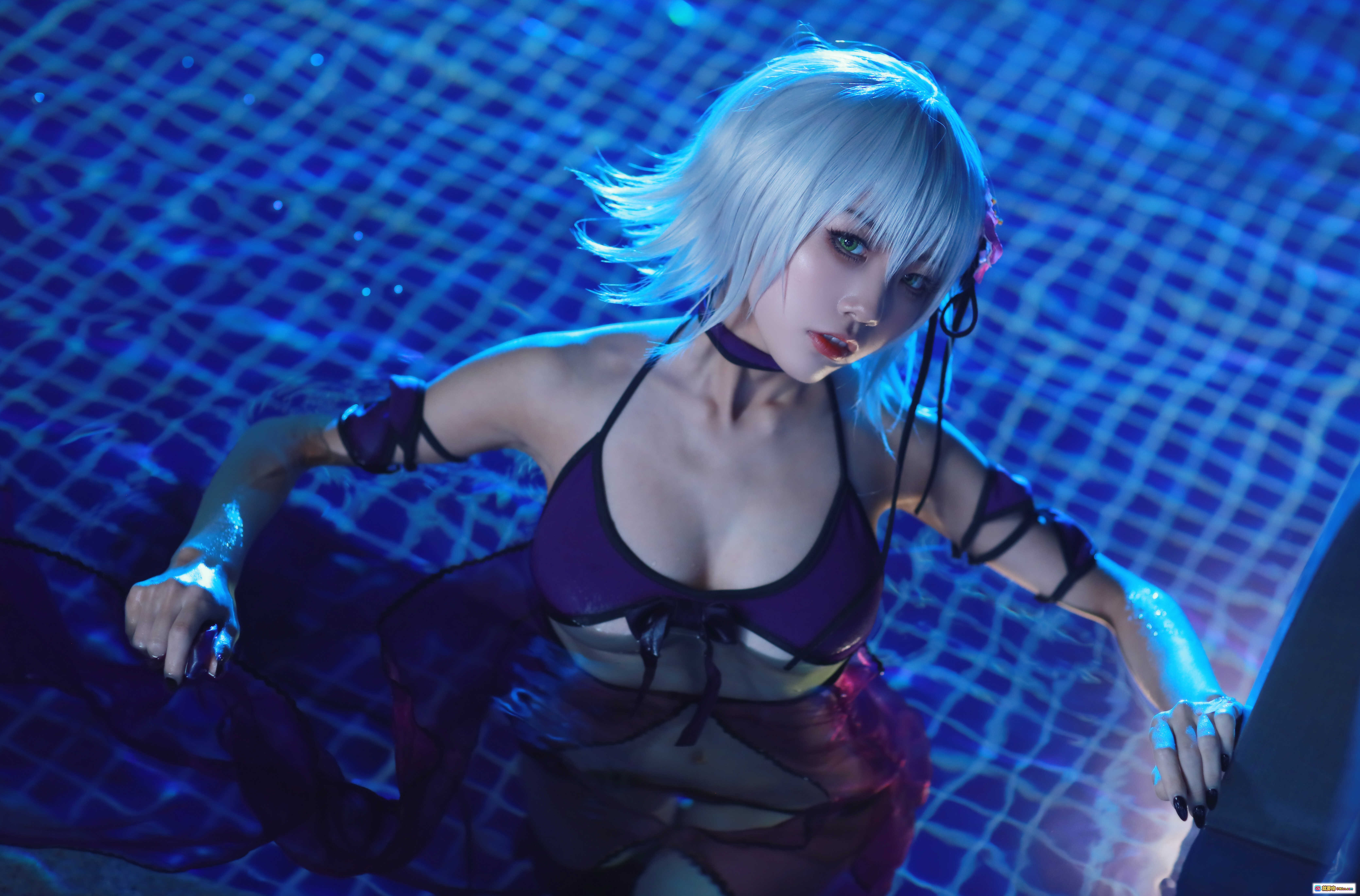 图片[4] - 水淼NO.068贞德泳装Cosplay写真｜银发少女黑系比基尼性感姿势室内光影美拍41P - 就要吻