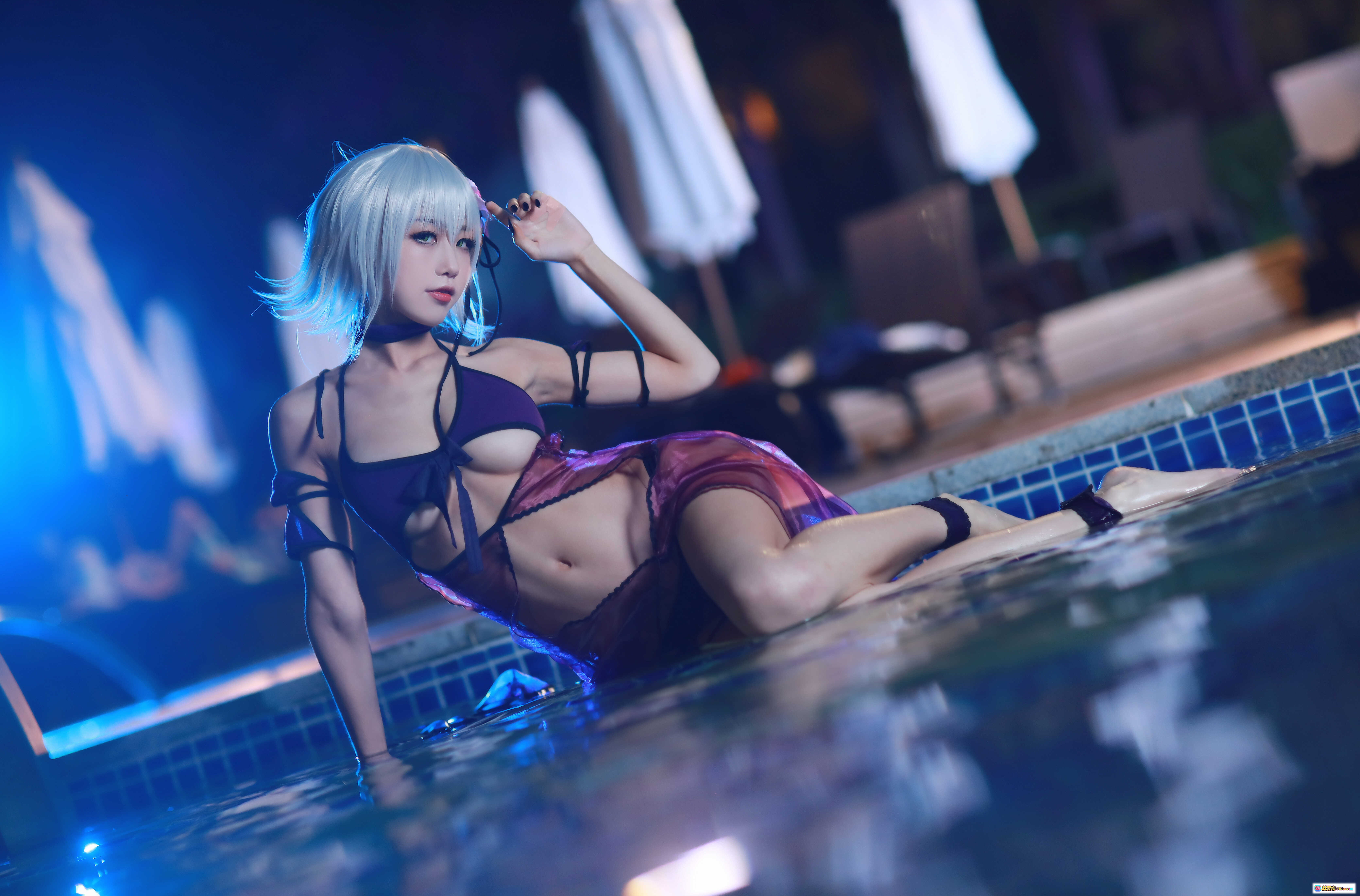 图片[7] - 水淼NO.068贞德泳装Cosplay写真｜银发少女黑系比基尼性感姿势室内光影美拍41P - 就要吻