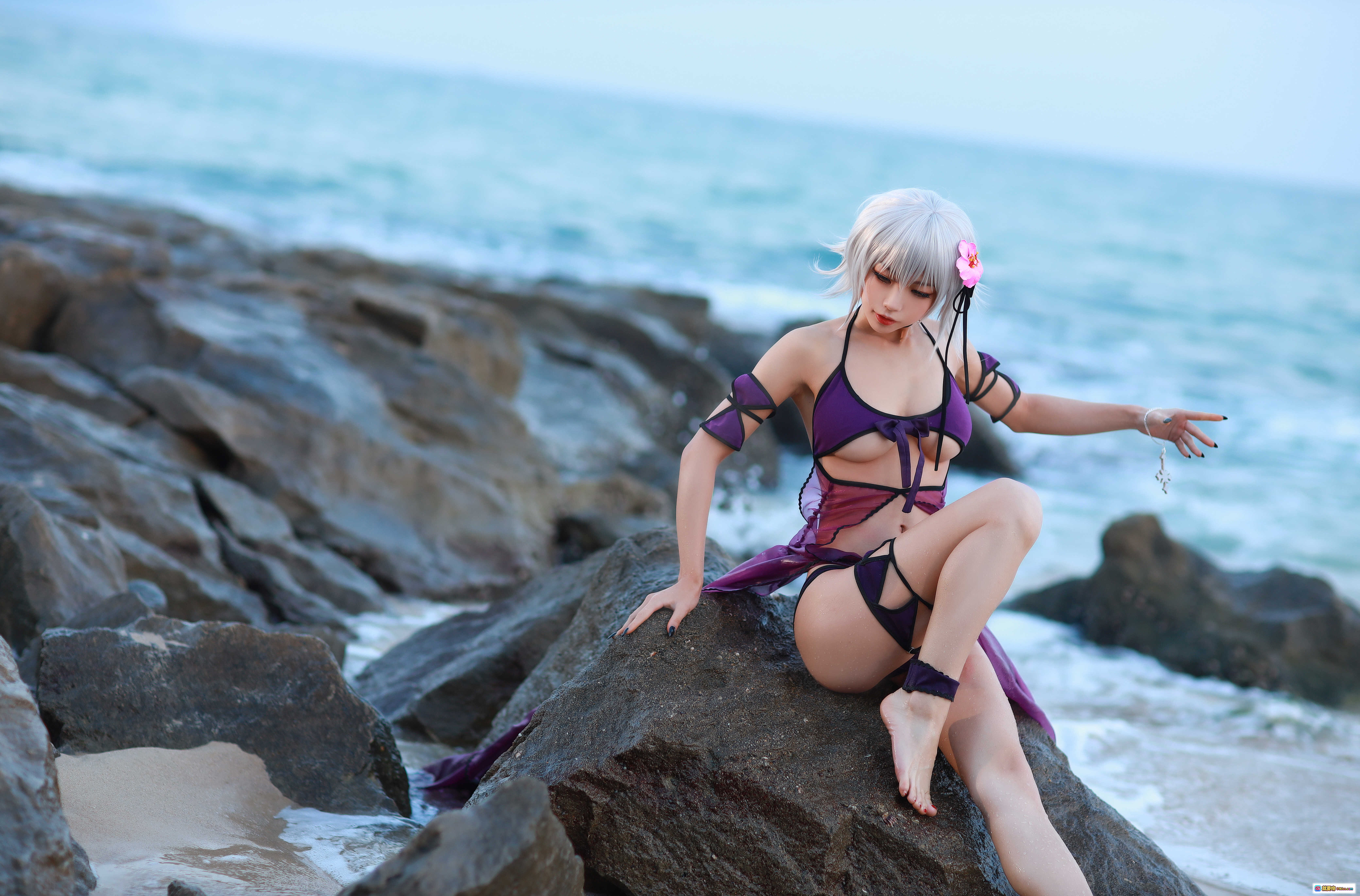 图片[8] - 水淼NO.068贞德泳装Cosplay写真｜银发少女黑系比基尼性感姿势室内光影美拍41P - 就要吻