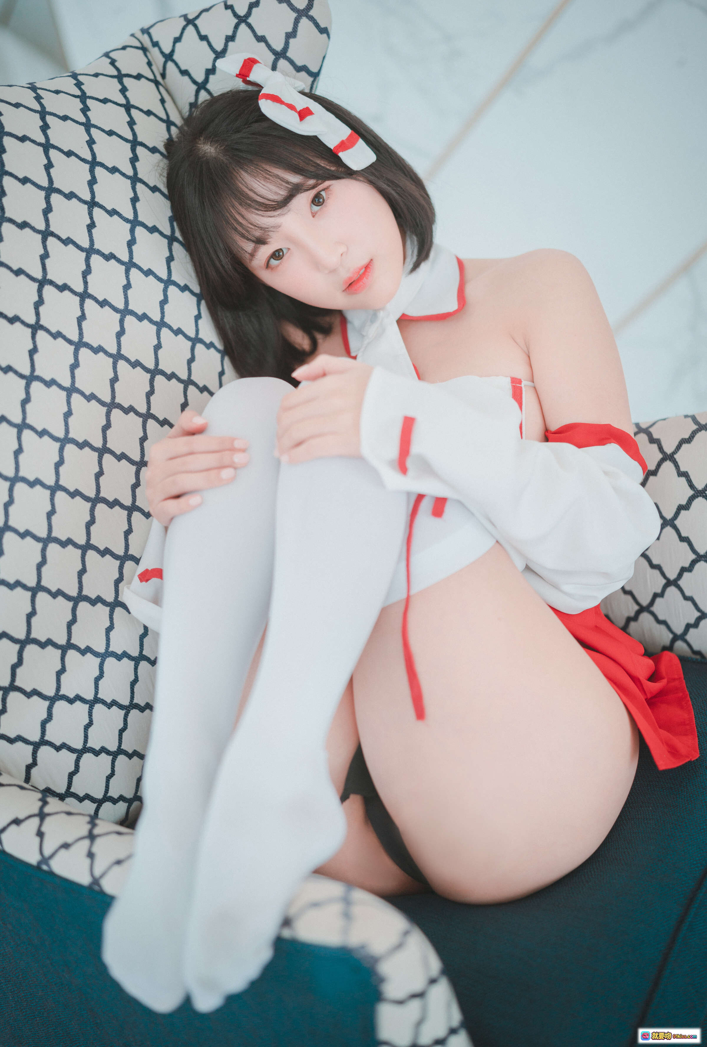 图片[10] - 姜仁卿 NO.047 [DJAWA] 召唤师少女写真 | 红白女仆装 | 白丝美腿 | 床上性感姿势 | 清纯与诱惑并存 - 就要吻