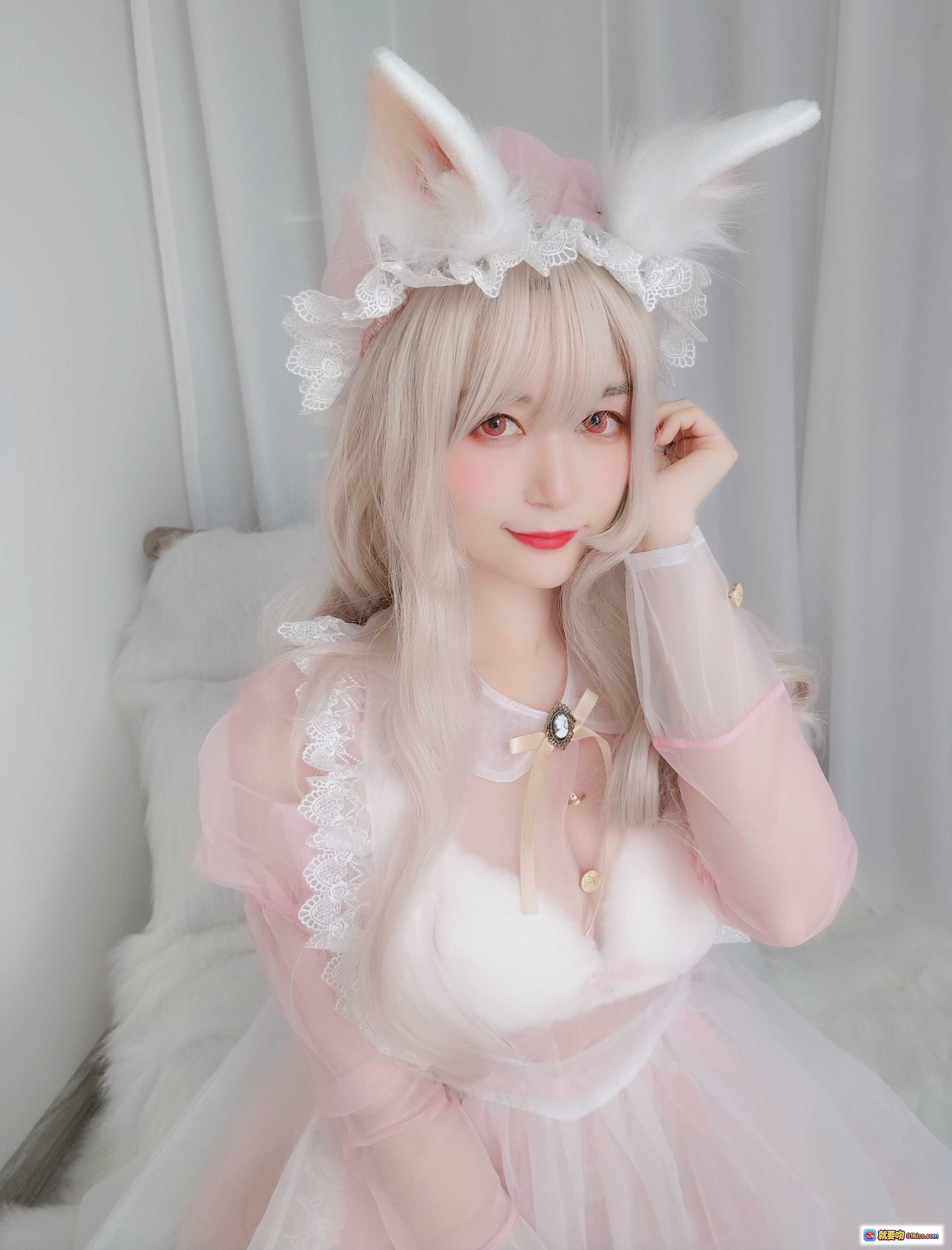 图片[1] - 白银81 NO.029 女仆小兔子 Cosplay 粉色蕾丝兔耳装 甜美少女风 白发红唇 轻纱长裙 室内写真 85P高清图集 - 就要吻