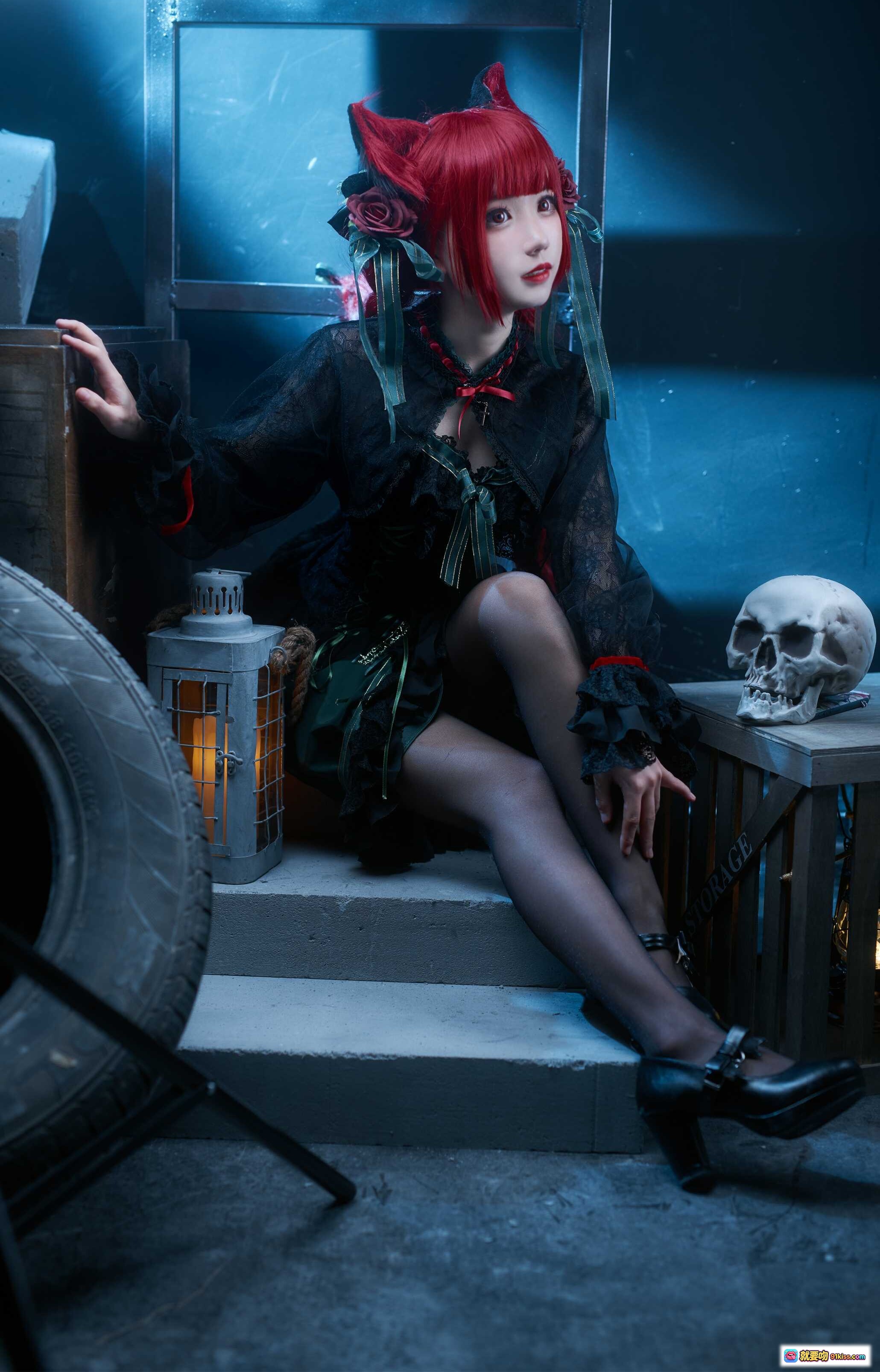 图片[6] - 花柒Hana NO.005 火焰猫燐 Cosplay 黑色蕾丝哥特风 红发双马尾 花饰洛丽塔 优雅暗黑系造型 - 就要吻