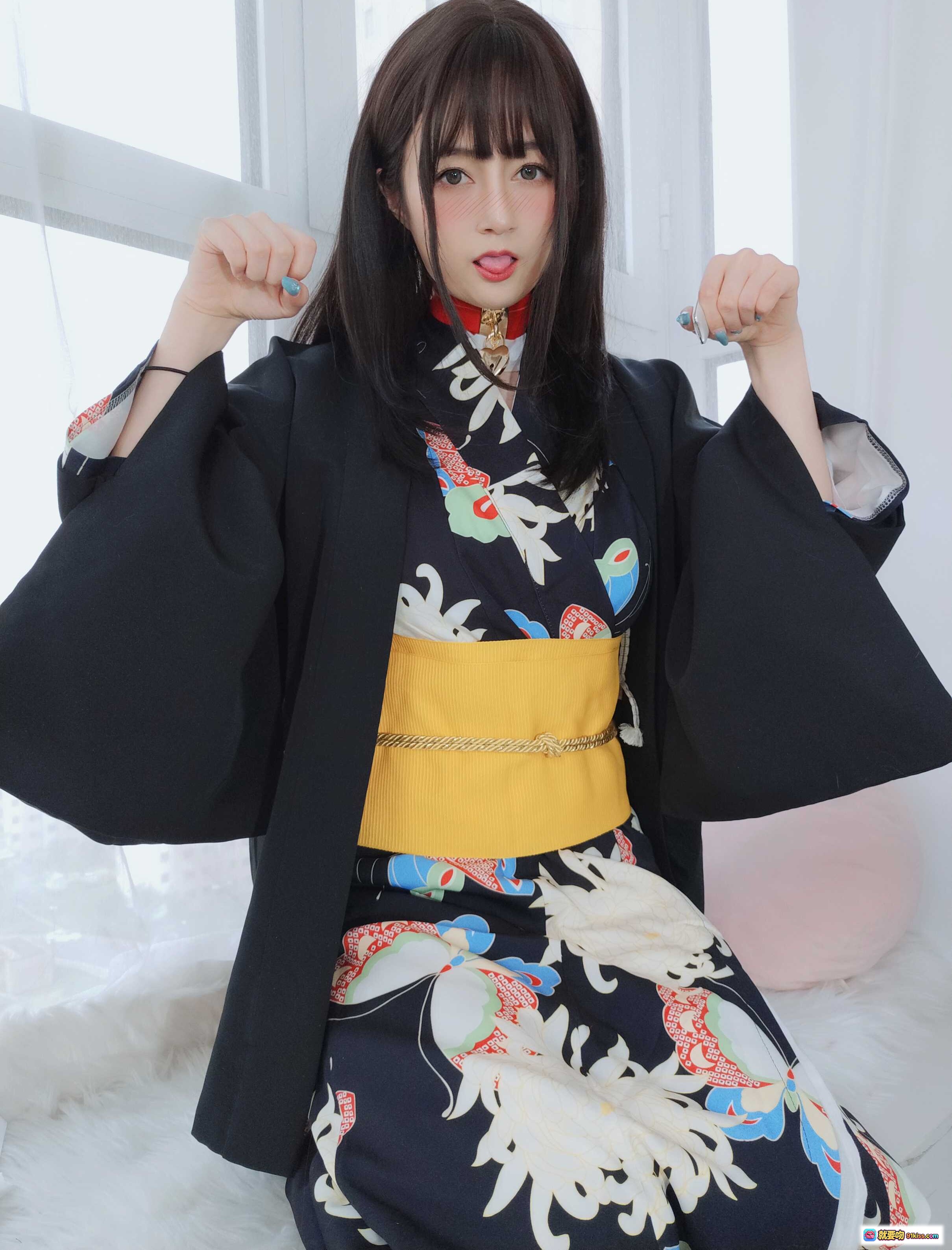 图片[2] - 白银81 NO.082 和服下的秘密：黑底彩绘和服+黄色腰带+俏皮吐舌姿势+日系写真风 - 就要吻