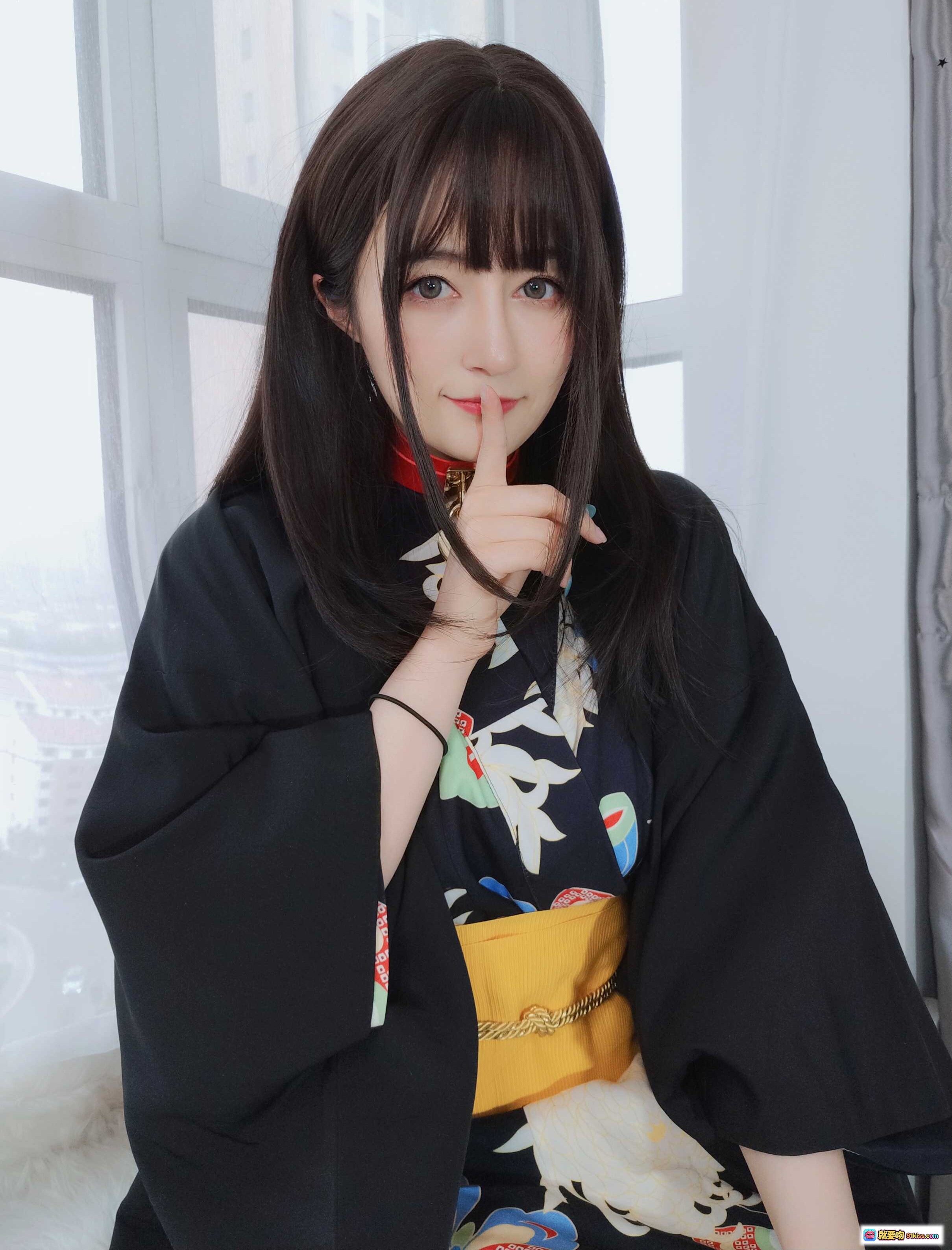 图片[1] - 白银81 NO.082 和服下的秘密：黑底彩绘和服+黄色腰带+俏皮吐舌姿势+日系写真风 - 就要吻