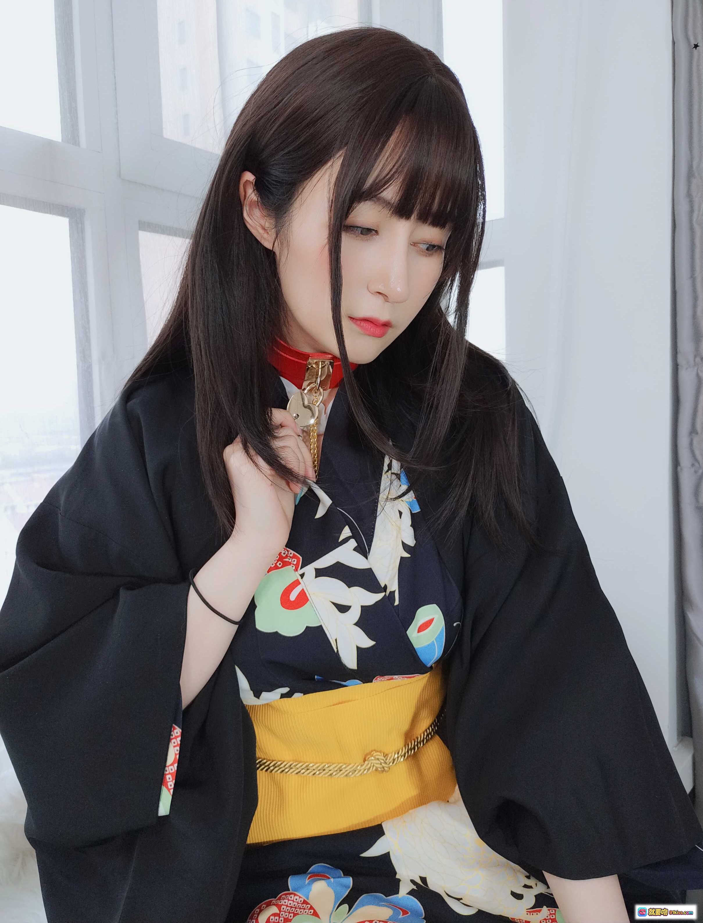 图片[8] - 白银81 NO.082 和服下的秘密：黑底彩绘和服+黄色腰带+俏皮吐舌姿势+日系写真风 - 就要吻