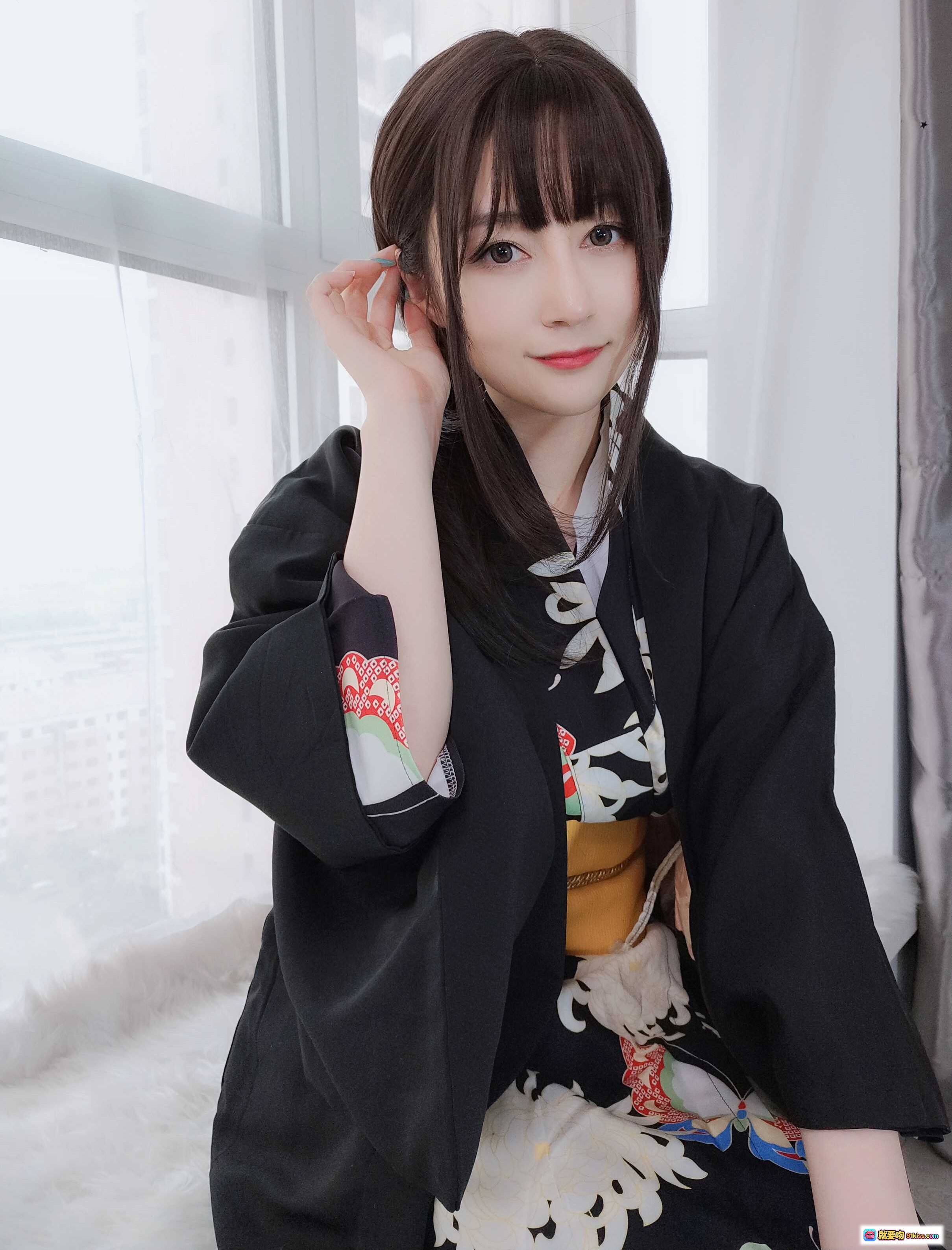 图片[10] - 白银81 NO.082 和服下的秘密：黑底彩绘和服+黄色腰带+俏皮吐舌姿势+日系写真风 - 就要吻