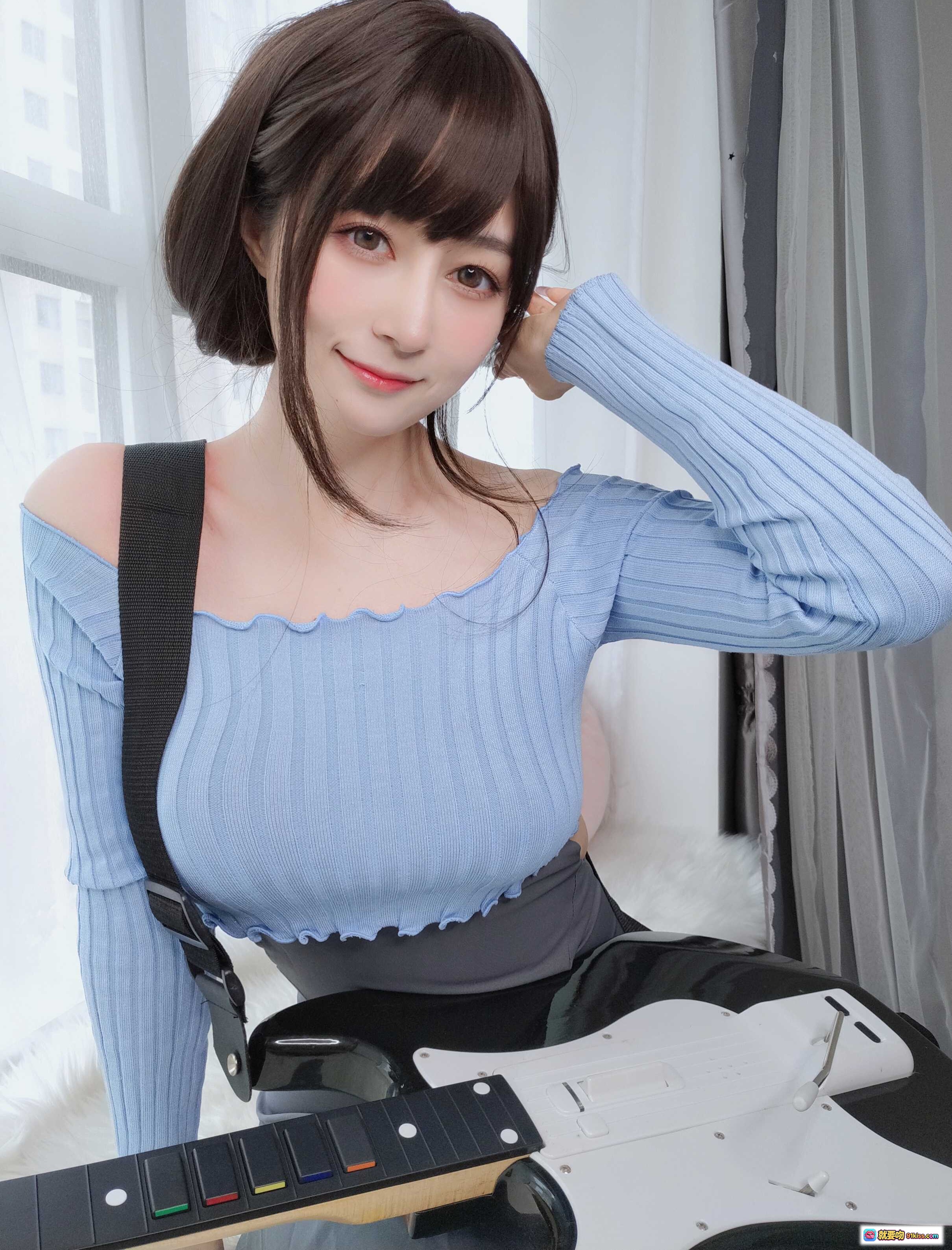 白银81 NO.080 吉他妹妹写真 165P高清美图 蓝色针织衫少女 甜美笑容抱吉他 室内窗边自然光拍摄 - 就要吻