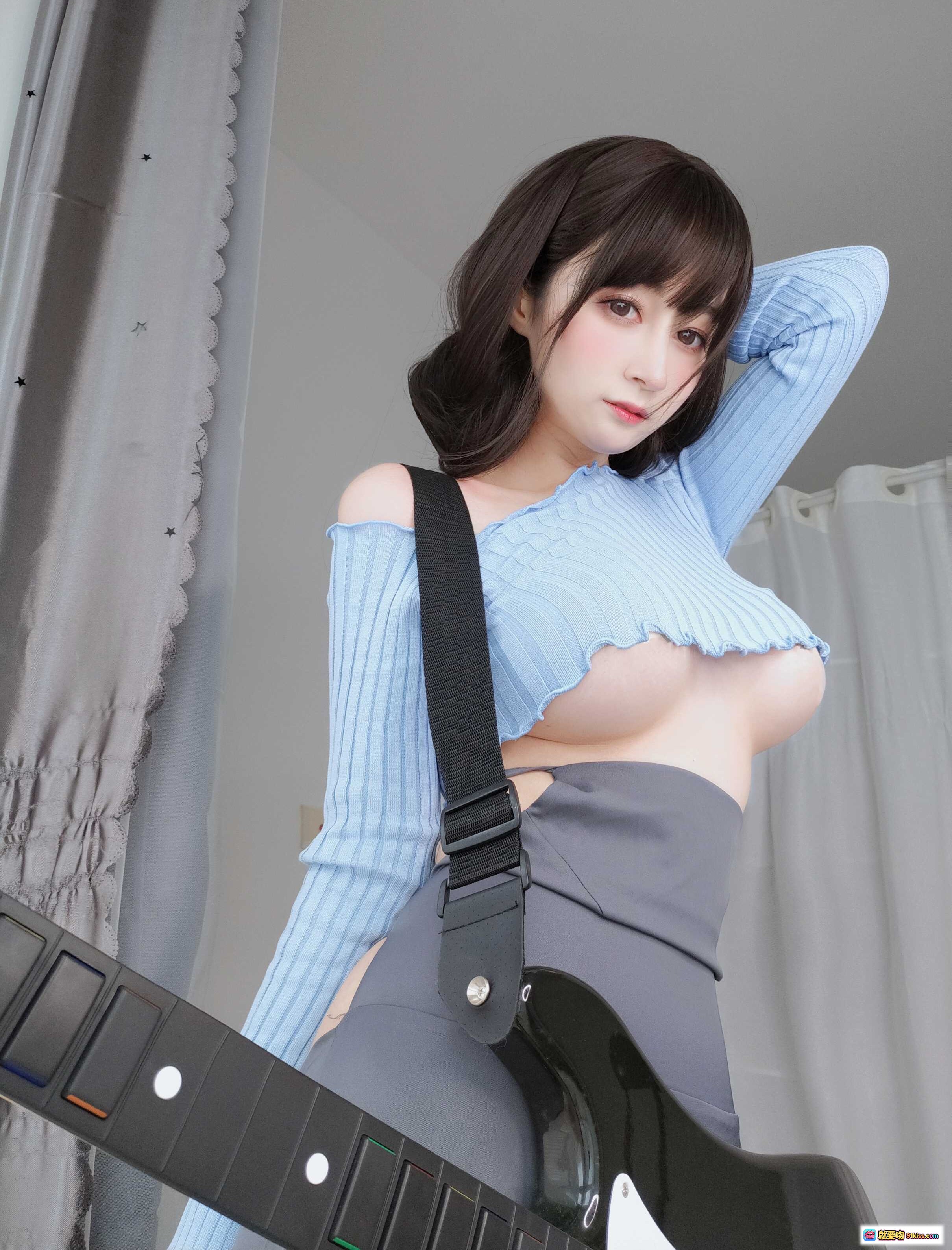 图片[7] - 白银81 NO.080 吉他妹妹写真 165P高清美图 蓝色针织衫少女 甜美笑容抱吉他 室内窗边自然光拍摄 - 就要吻
