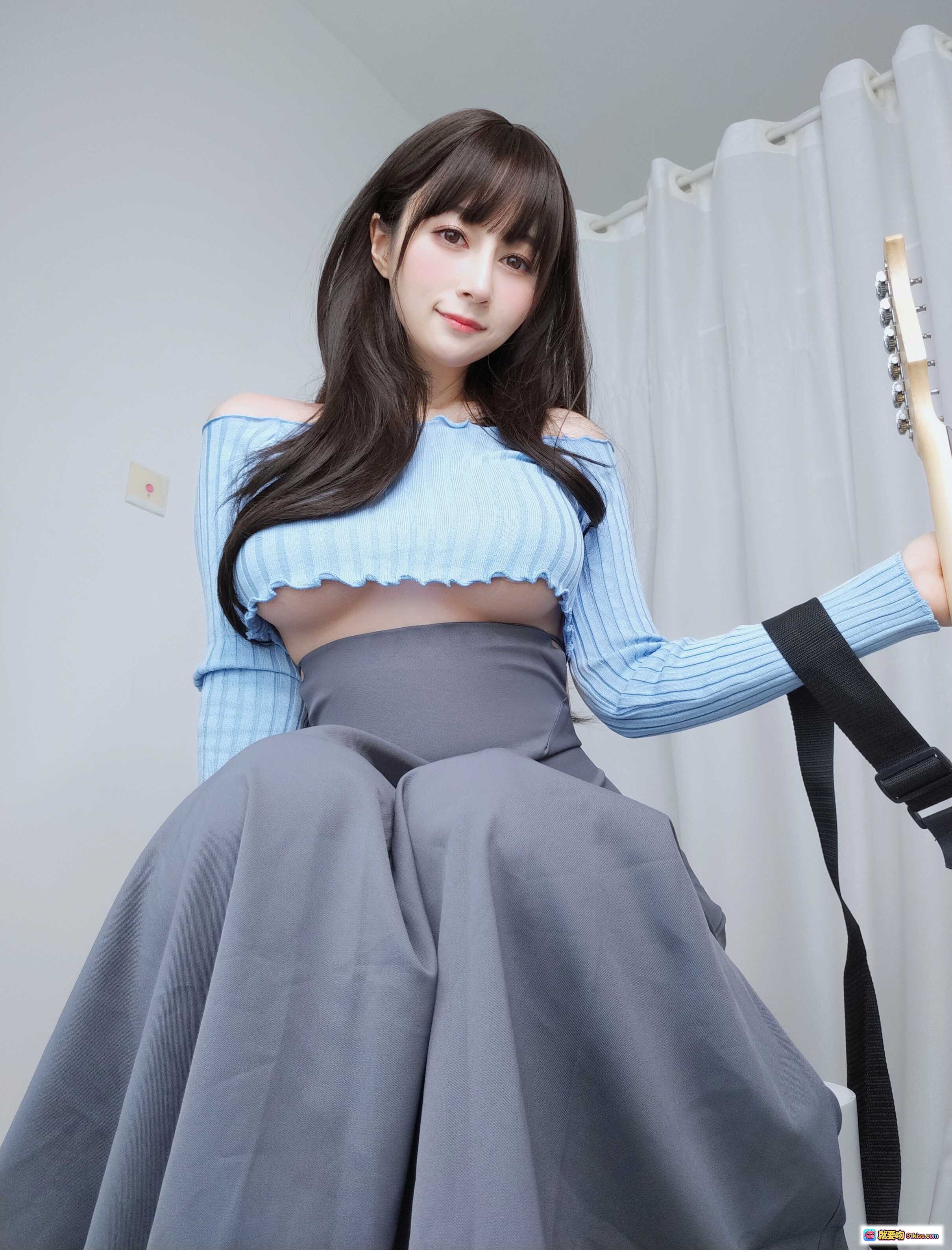 图片[8] - 白银81 NO.080 吉他妹妹写真 165P高清美图 蓝色针织衫少女 甜美笑容抱吉他 室内窗边自然光拍摄 - 就要吻