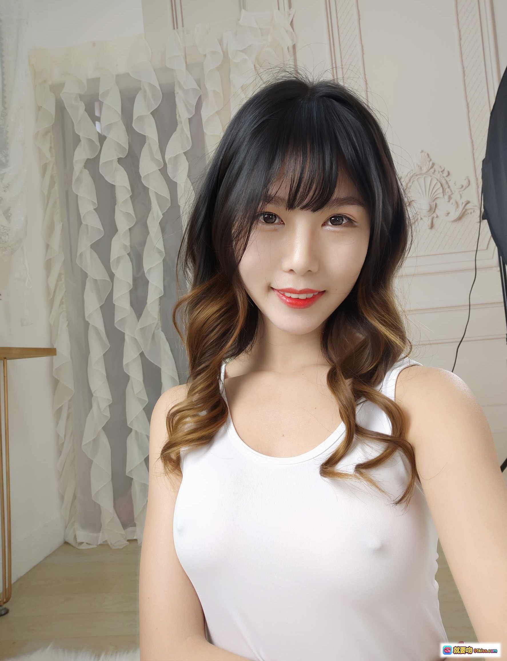 抖娘利世NO.008白色死库水激凸自拍写真 甜美长卷发红唇少女风室内私房照 - 就要吻