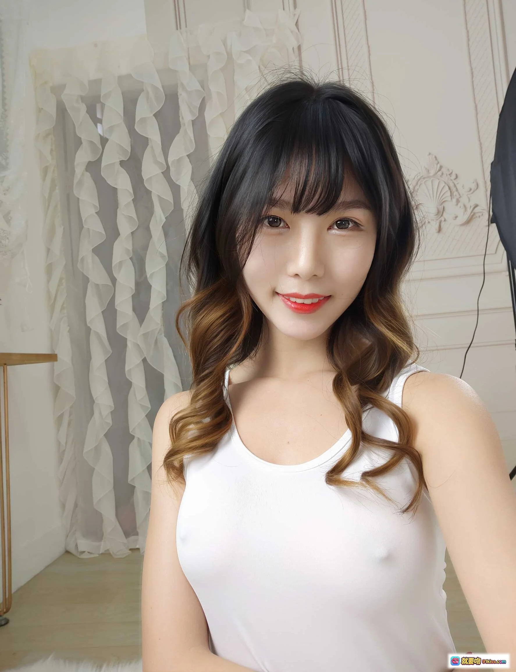 抖娘利世NO.008白色死库水激凸自拍写真 甜美长卷发红唇少女风室内私房照 - 就要吻