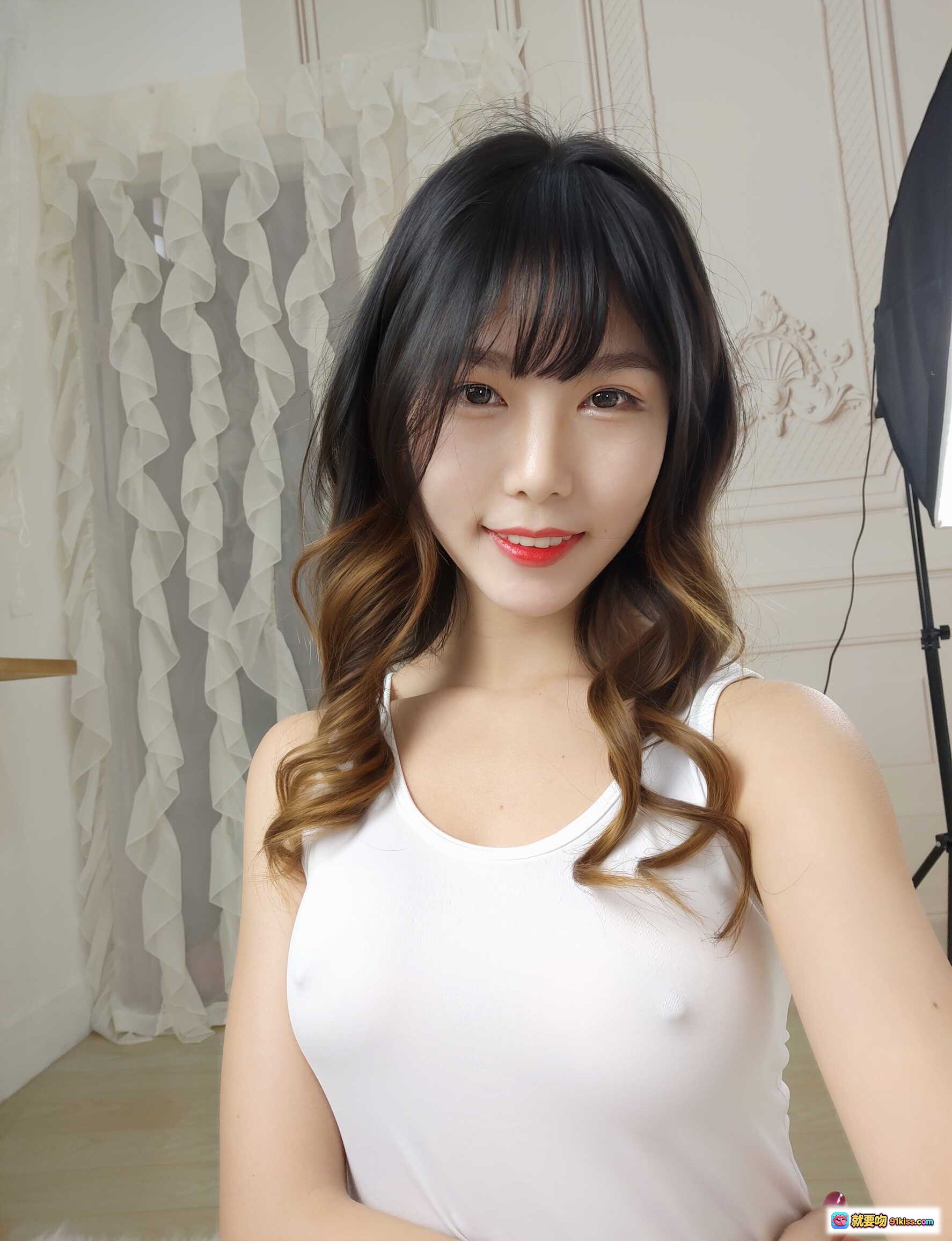 图片[10] - 抖娘利世NO.008白色死库水激凸自拍写真 甜美长卷发红唇少女风室内私房照 - 就要吻