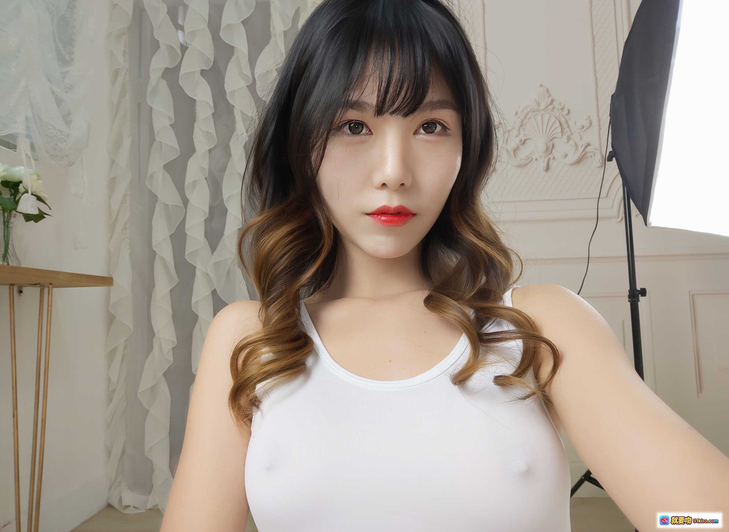 图片[5] - 抖娘利世NO.008白色死库水激凸自拍写真 甜美长卷发红唇少女风室内私房照 - 就要吻